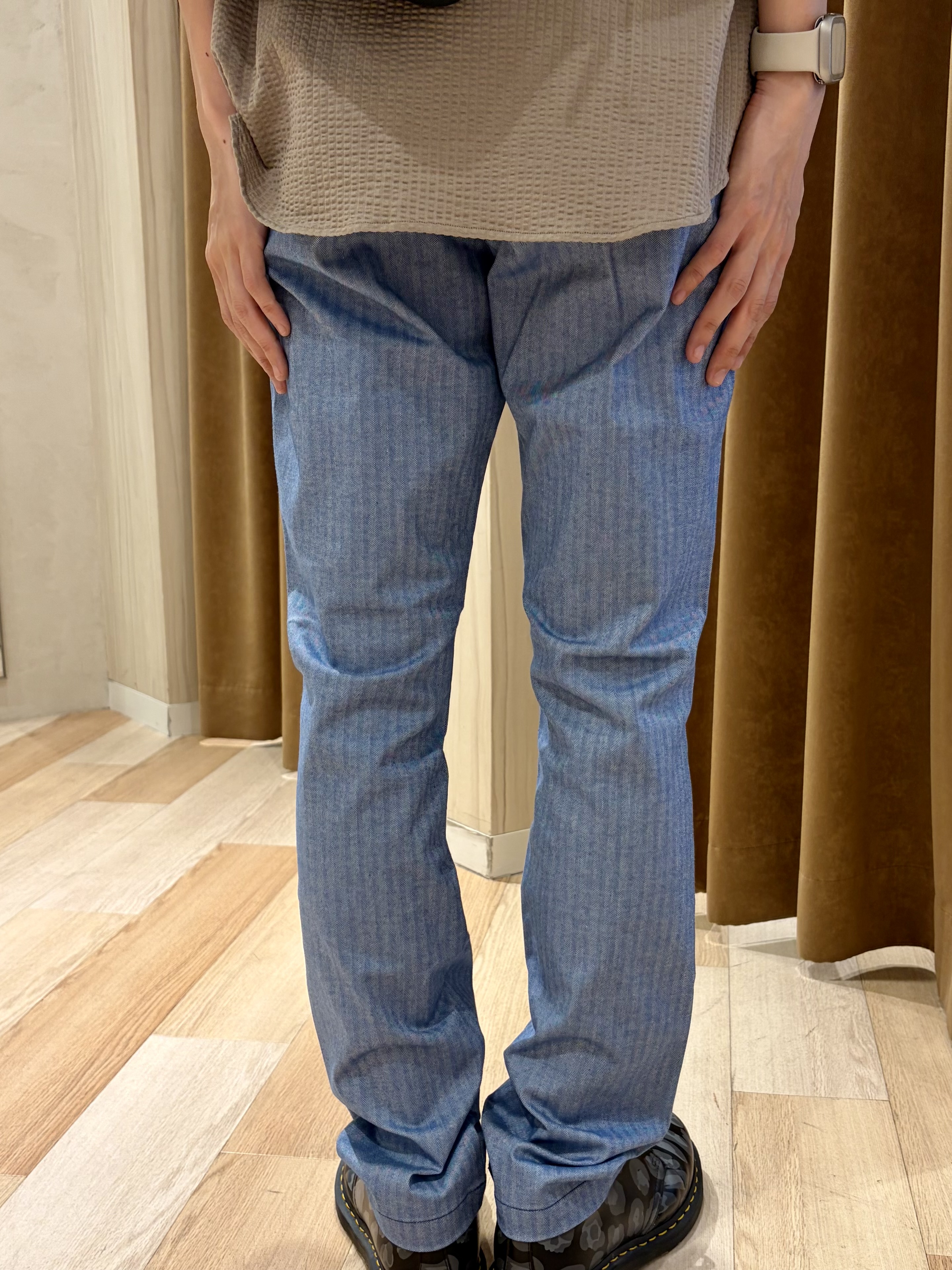 阿部智春さんの「TAKEO KIKUCHI｜【銘品】播州織り ヘリンボン ストレートパンツ」を使ったコーディネート