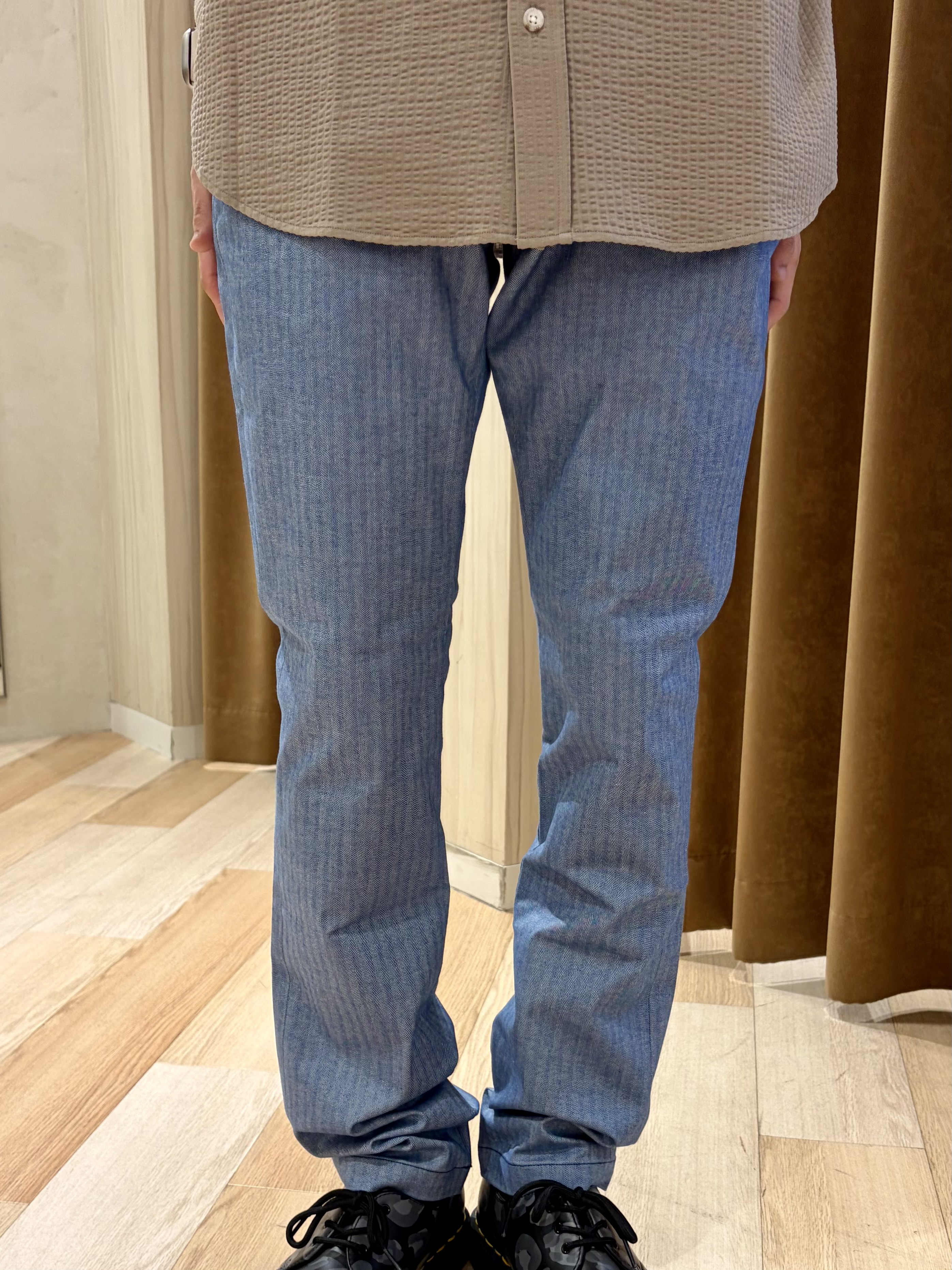 阿部智春さんの「TAKEO KIKUCHI｜【銘品】播州織り ヘリンボン ストレートパンツ」を使ったコーディネート
