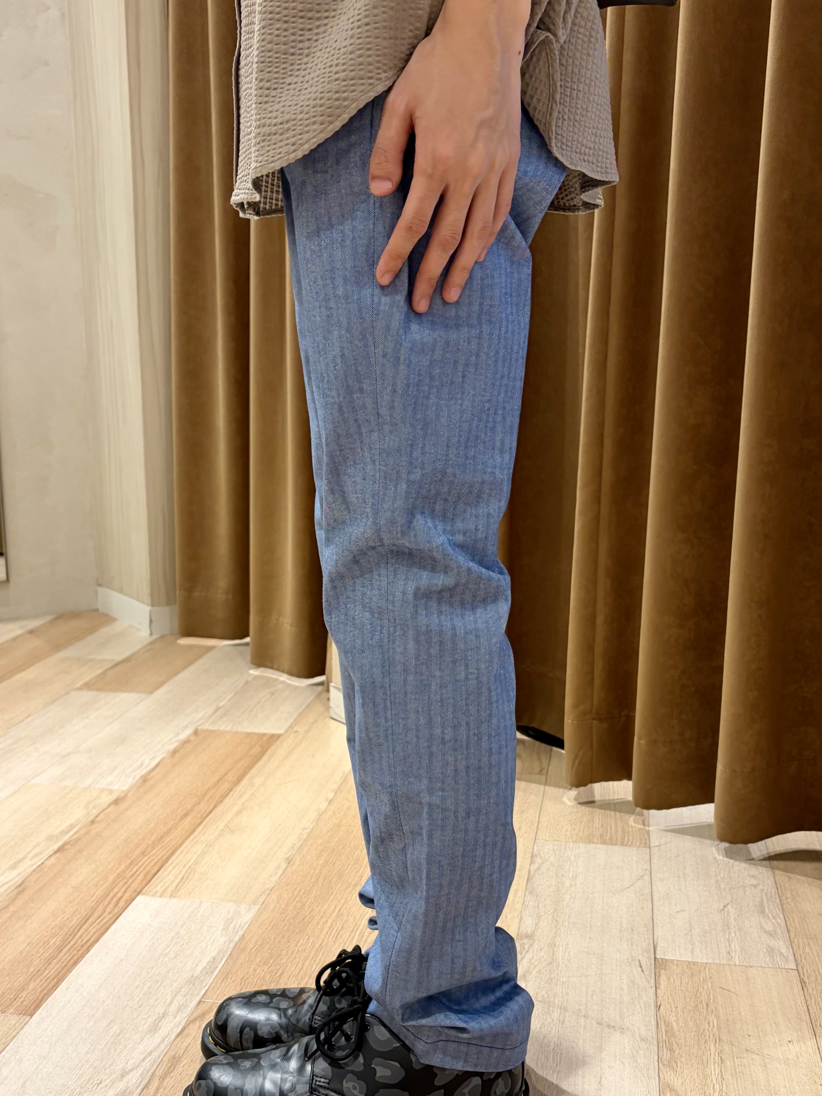 阿部智春さんの「TAKEO KIKUCHI｜【銘品】播州織り ヘリンボン ストレートパンツ」を使ったコーディネート