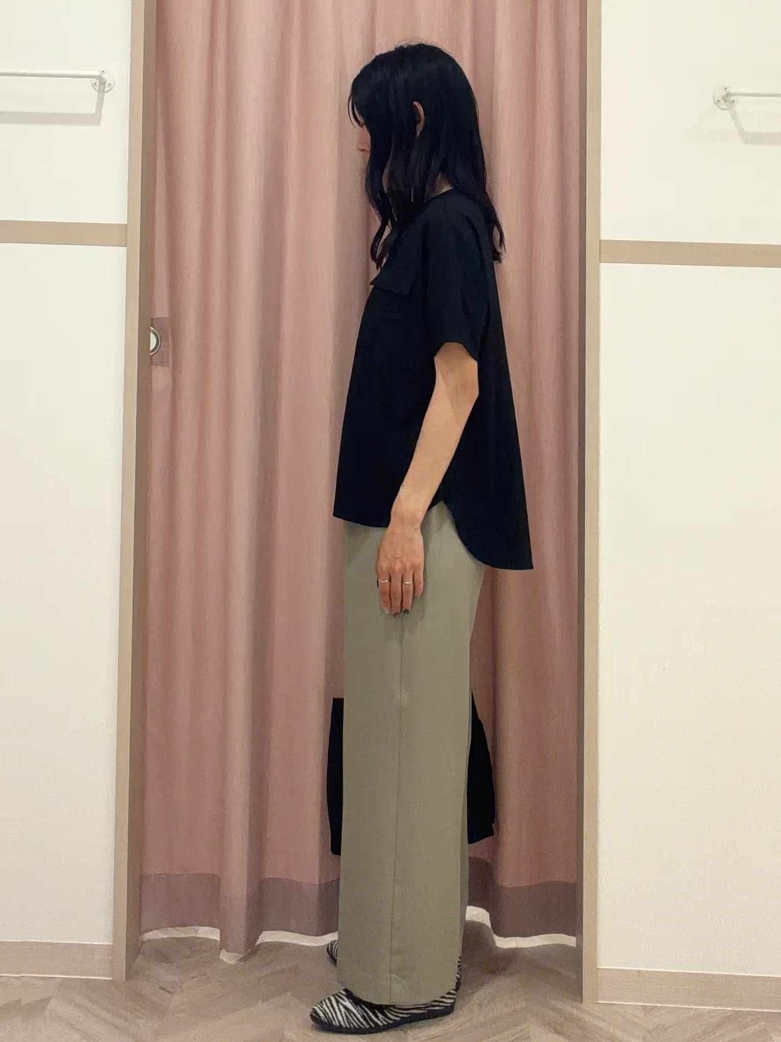 大西直穂さんの「SHOO･LA･RUE｜【洗濯後しわになりにくい/ひんやり/UV/吸水速乾】Wポケットが目を引く オンオフ使えるスキッパーブ」を使ったコーディネート