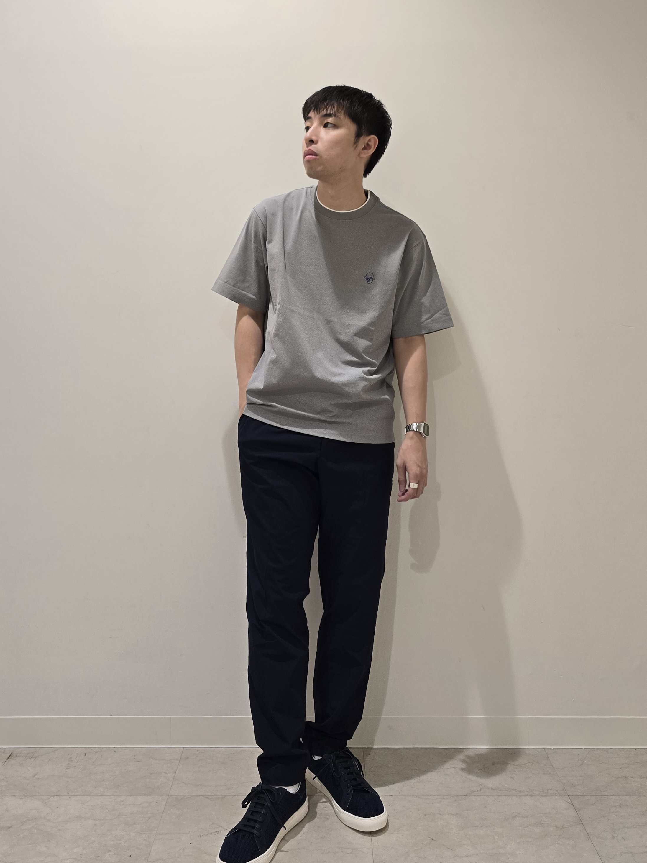 白木駆さんの「TAKEO KIKUCHI｜【汗染み軽減/接触冷感】フェイクレイヤード ワンポイント刺繍Ｔシャツ」を使ったコーディネート