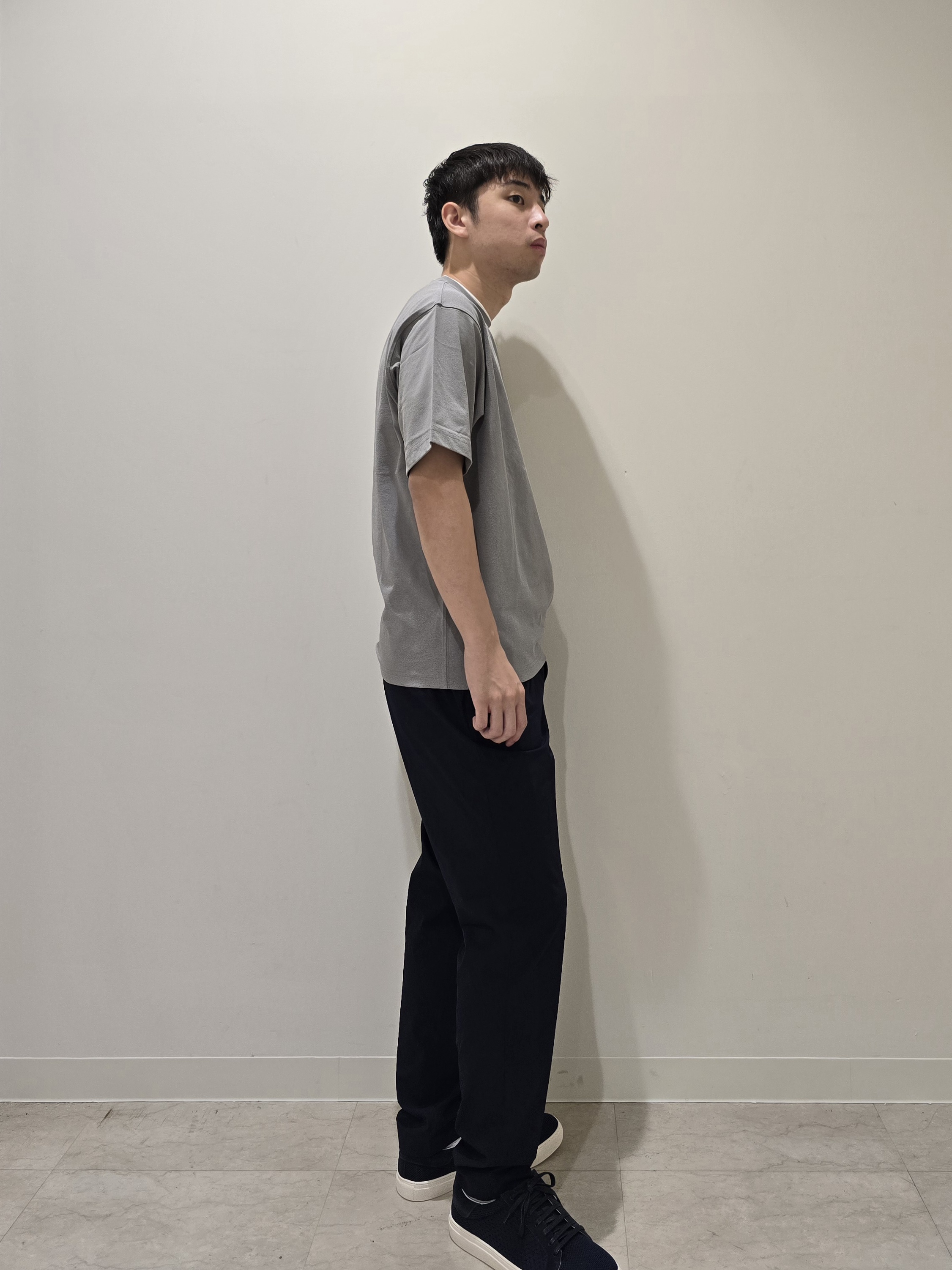 白木駆さんの「TAKEO KIKUCHI｜【汗染み軽減/接触冷感】フェイクレイヤード ワンポイント刺繍Ｔシャツ」を使ったコーディネート