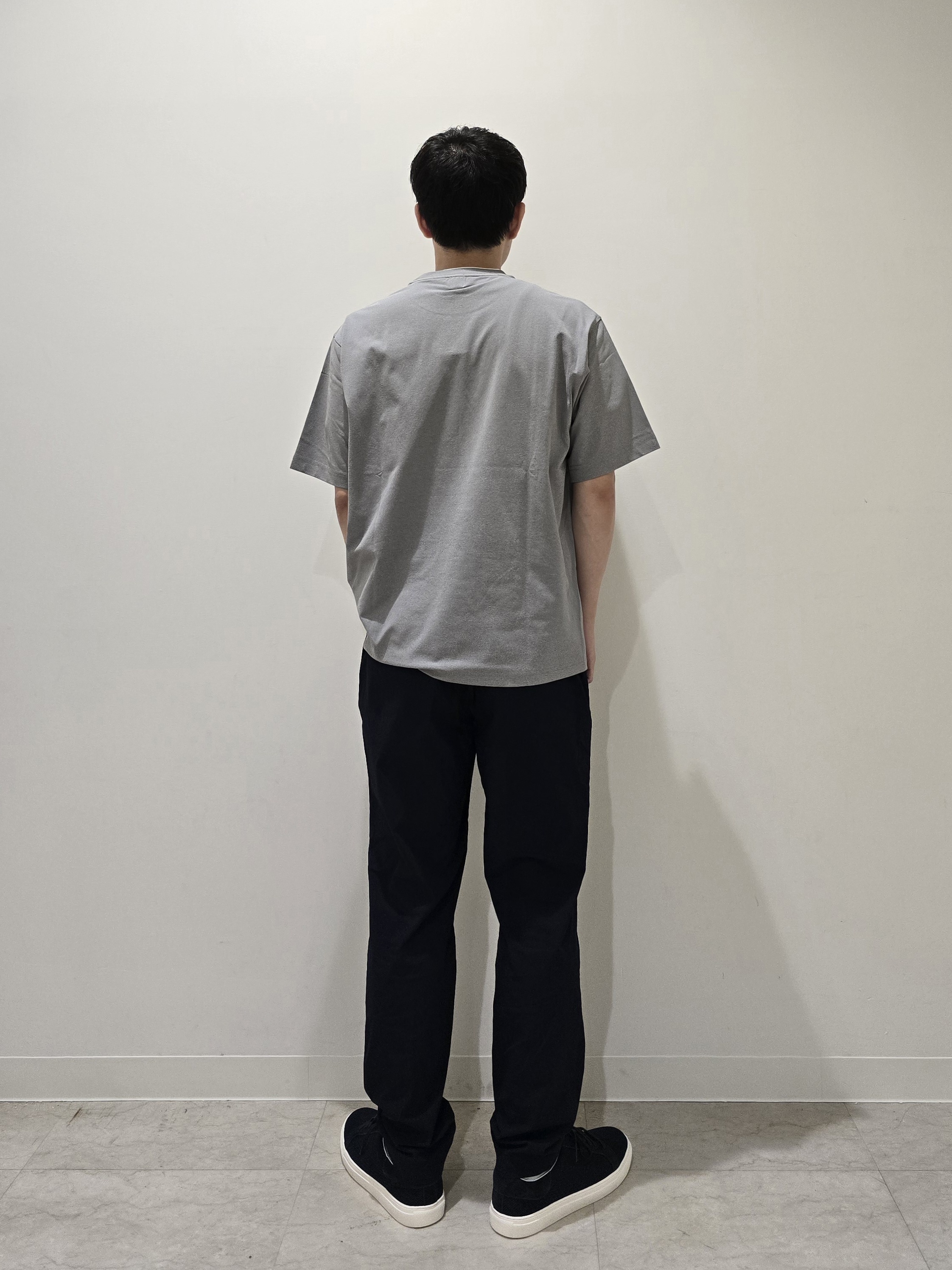 白木駆さんの「TAKEO KIKUCHI｜【汗染み軽減/接触冷感】フェイクレイヤード ワンポイント刺繍Ｔシャツ」を使ったコーディネート