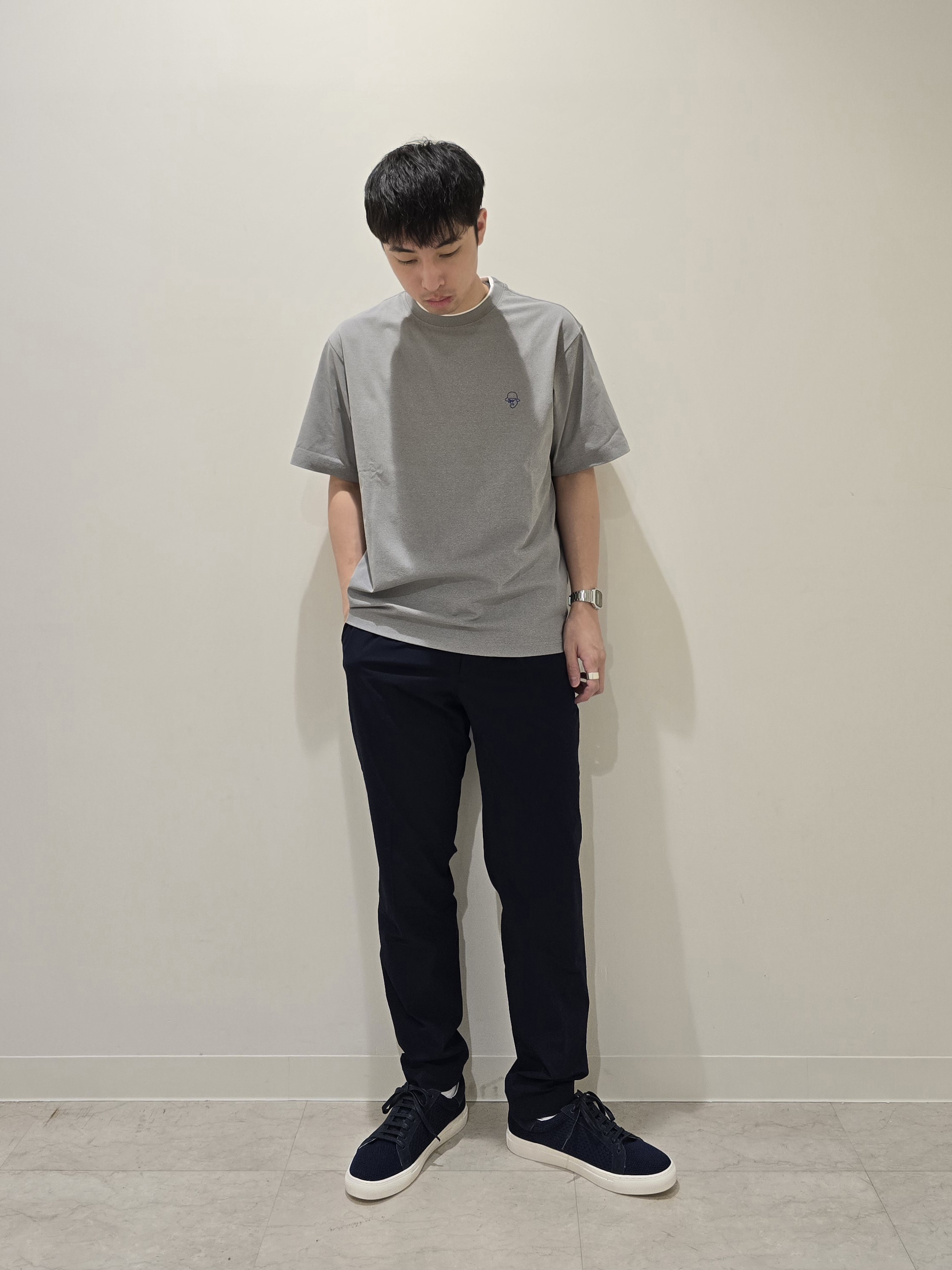 白木駆さんの「TAKEO KIKUCHI｜【汗染み軽減/接触冷感】フェイクレイヤード ワンポイント刺繍Ｔシャツ」を使ったコーディネート