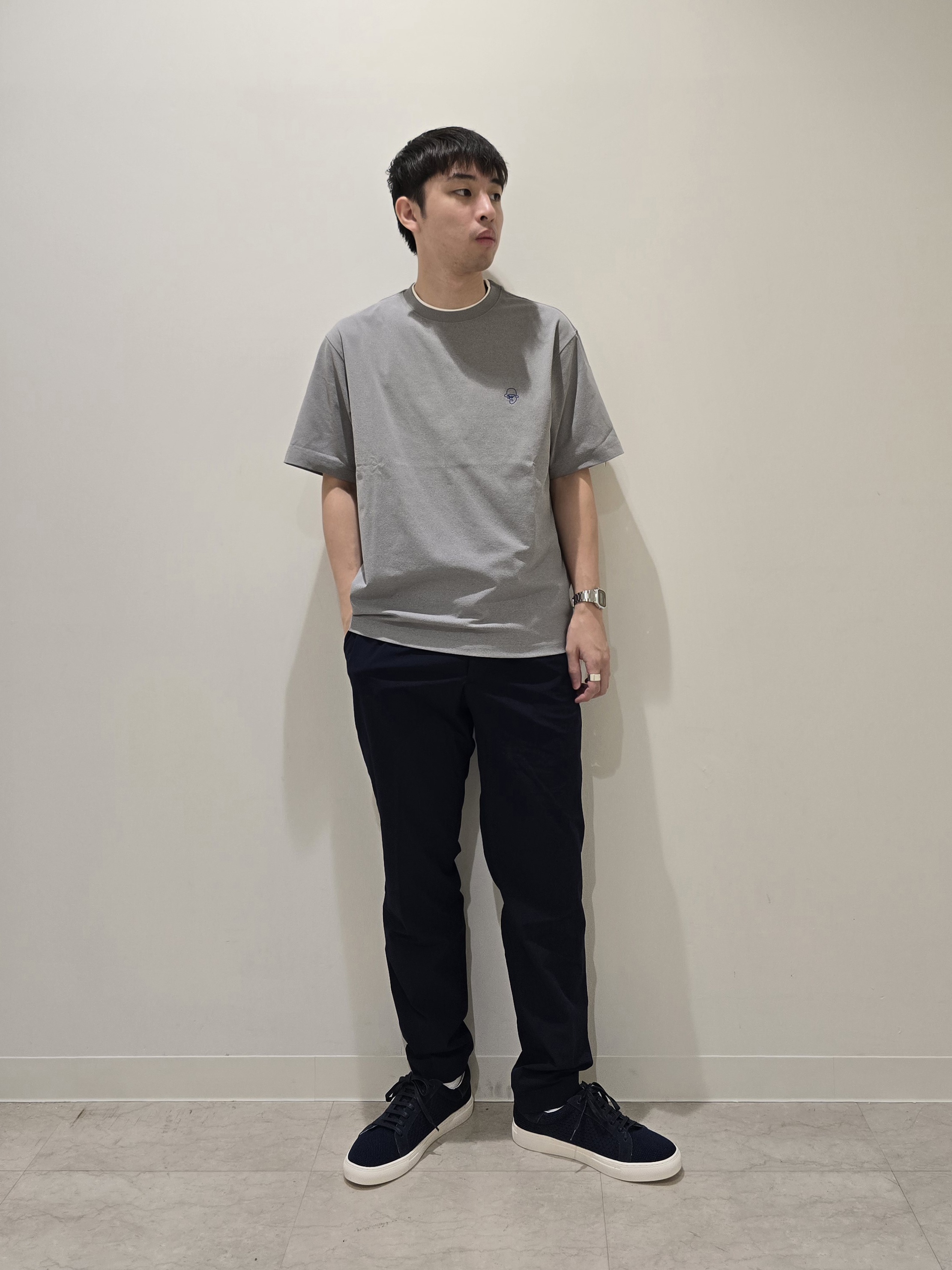 白木駆さんの「TAKEO KIKUCHI｜【汗染み軽減/接触冷感】フェイクレイヤード ワンポイント刺繍Ｔシャツ」を使ったコーディネート