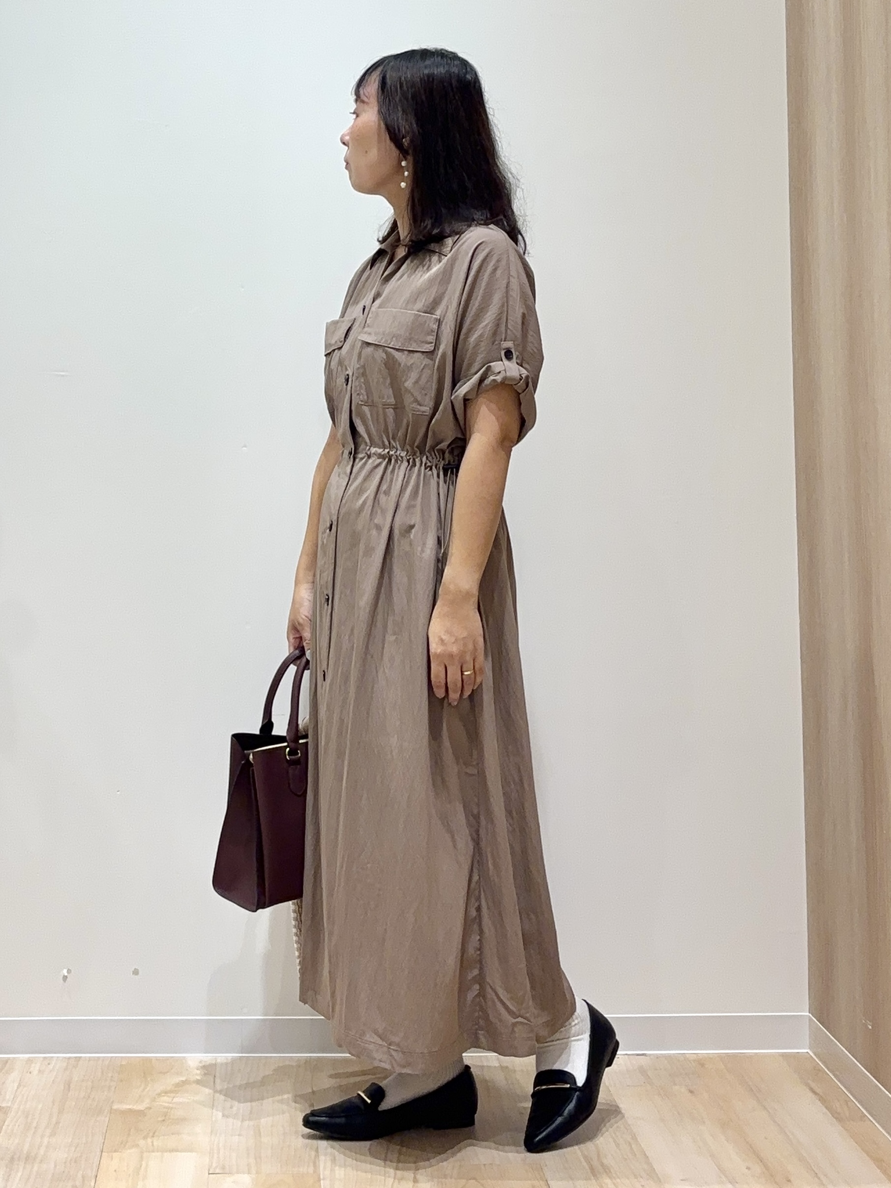 miraiさんの「grove｜1枚でも羽織でも◎ ウエストドロストシャツワンピース」を使ったコーディネート
