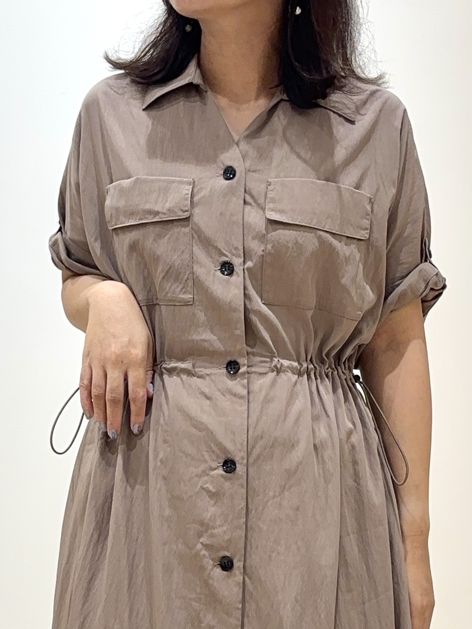 miraiさんの「grove｜1枚でも羽織でも◎ ウエストドロストシャツワンピース」を使ったコーディネート