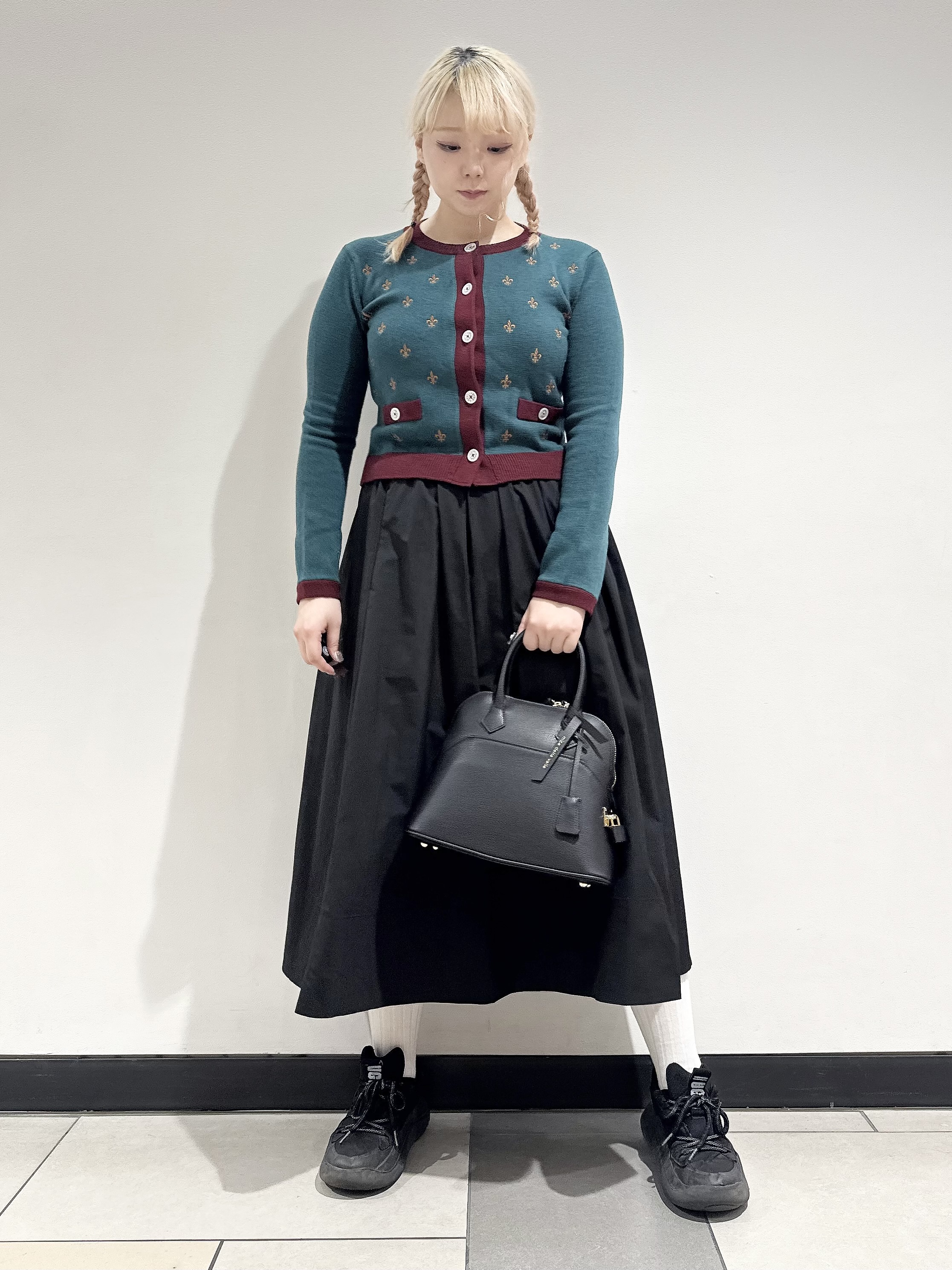 なかもとあきさんの「DRESSTERIOR｜リリークレストカーディガン」を使ったコーディネート