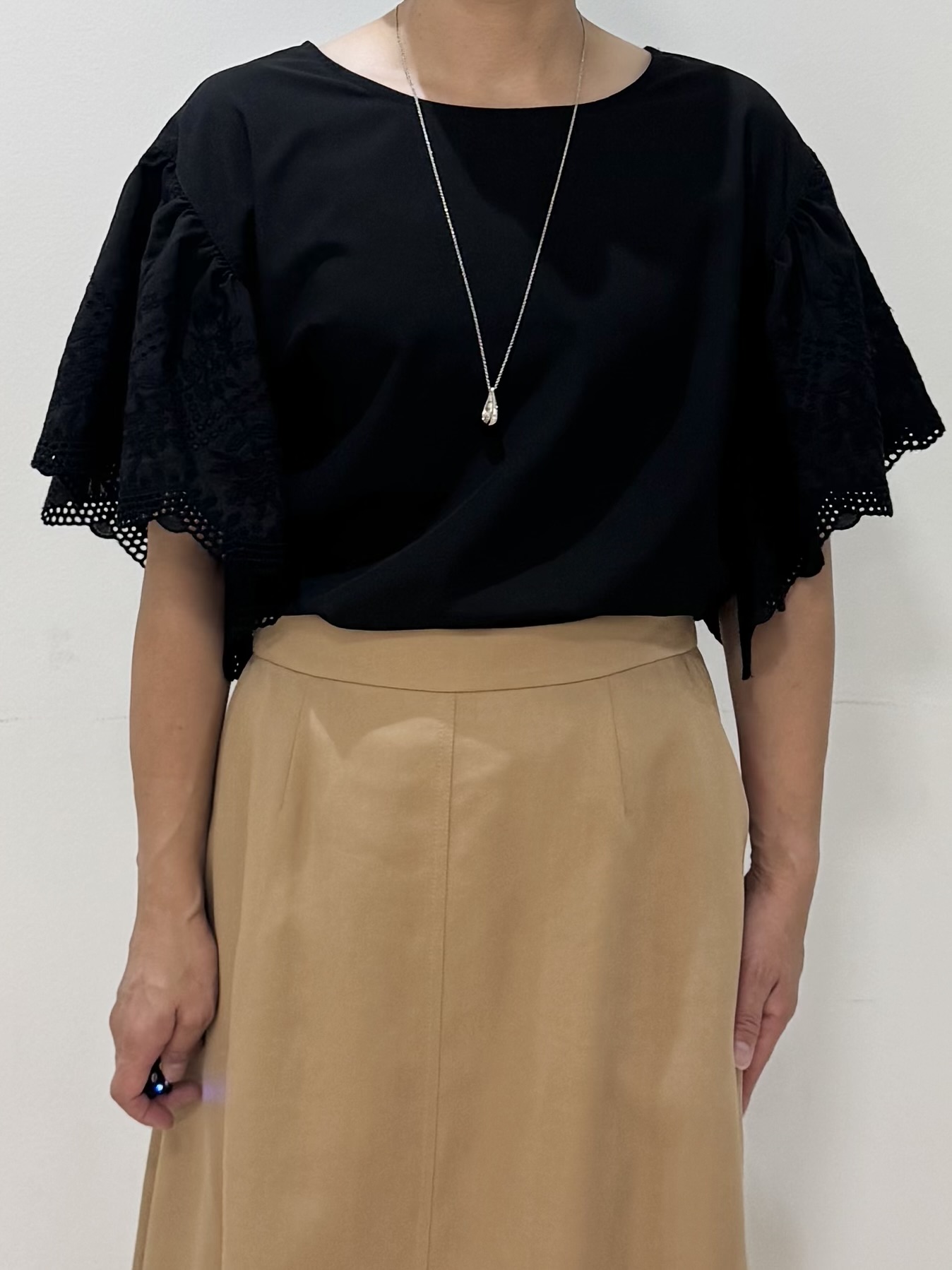 koyaさんの「Reflect｜【通勤◎】スカラップレーススリーブ ブラウス」を使ったコーディネート