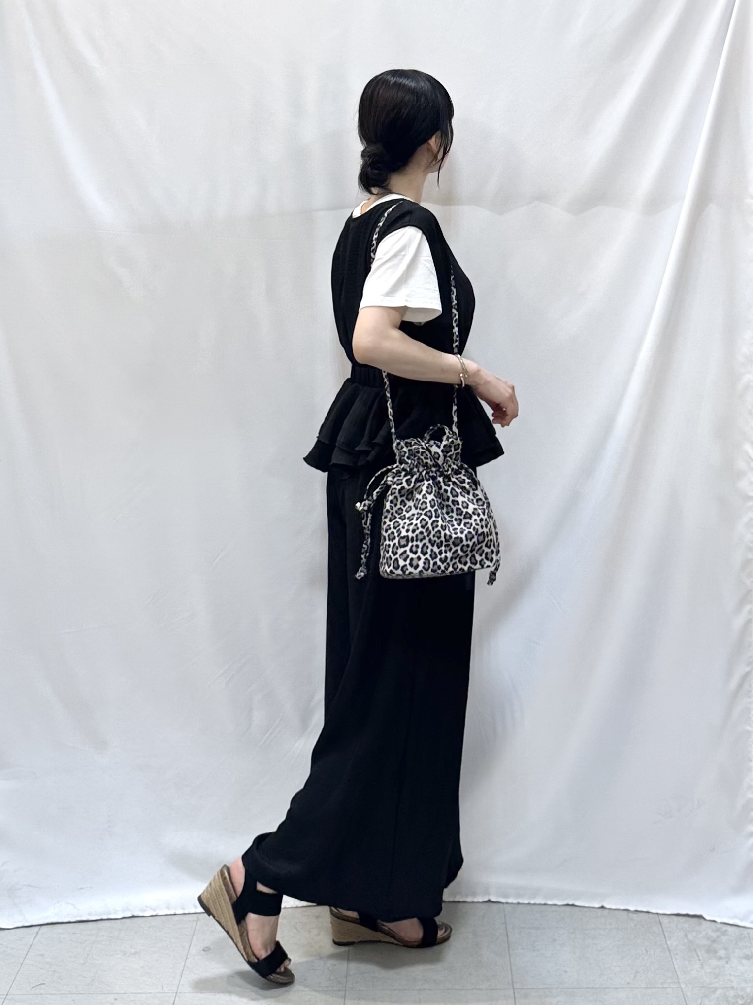𝐇𝐢𝐫𝐨𝐦𝐢さんの「SHOO･LA･RUE｜【S-LL/洗濯機可】ラクにキレイに Vネックペプラムオールインワン」を使ったコーディネート