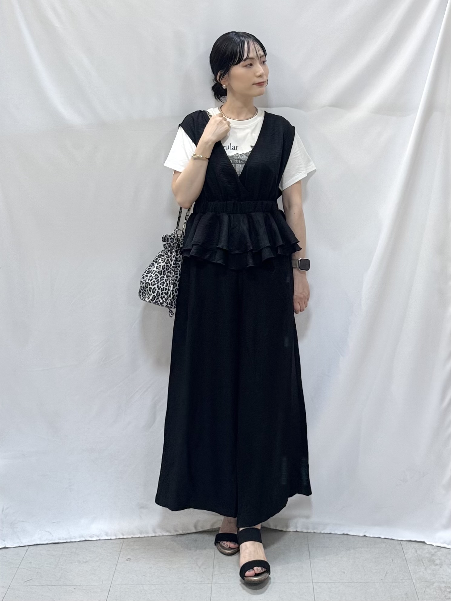 𝐇𝐢𝐫𝐨𝐦𝐢さんの「SHOO･LA･RUE｜【S-LL/洗濯機可】ラクにキレイに Vネックペプラムオールインワン」を使ったコーディネート
