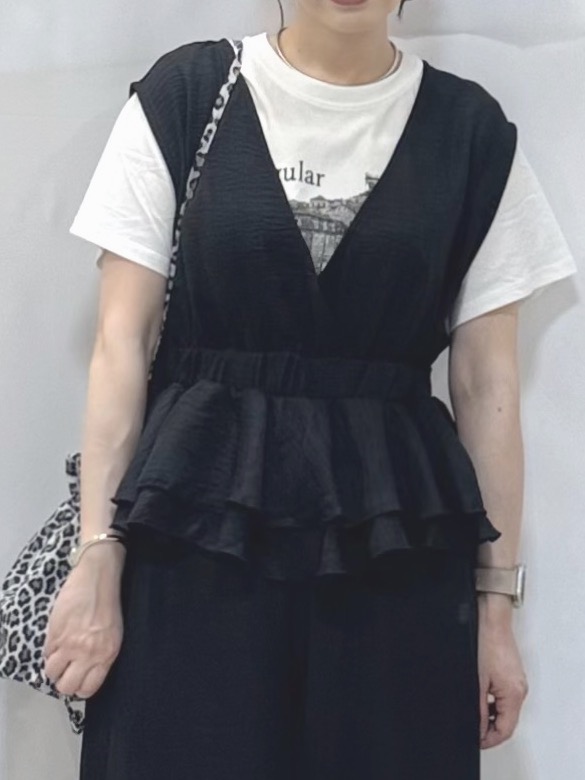 𝐇𝐢𝐫𝐨𝐦𝐢さんの「SHOO･LA･RUE｜【S-LL/洗濯機可】ラクにキレイに Vネックペプラムオールインワン」を使ったコーディネート
