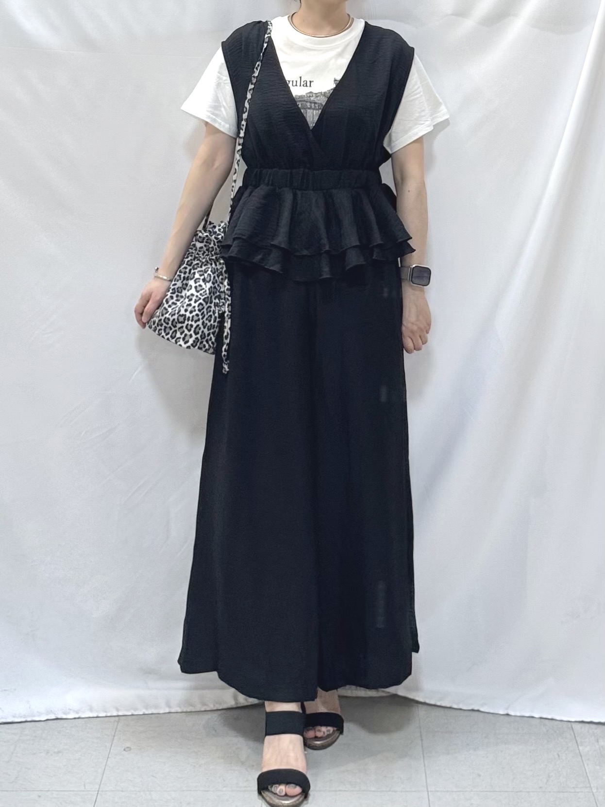 𝐇𝐢𝐫𝐨𝐦𝐢さんの「SHOO･LA･RUE｜【S-LL/洗濯機可】ラクにキレイに Vネックペプラムオールインワン」を使ったコーディネート