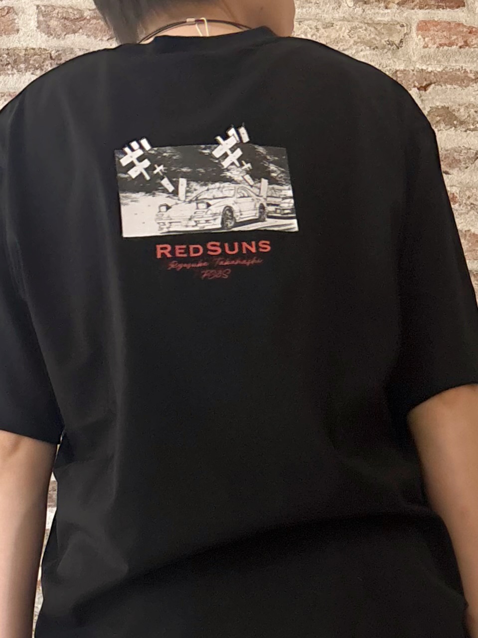しばさんの「THE SHOP TK｜頭文字D 別注 『タカハシ』 グラフィック半袖Tシャツ ステッカー＆チャーム付き」を使ったコーディネート