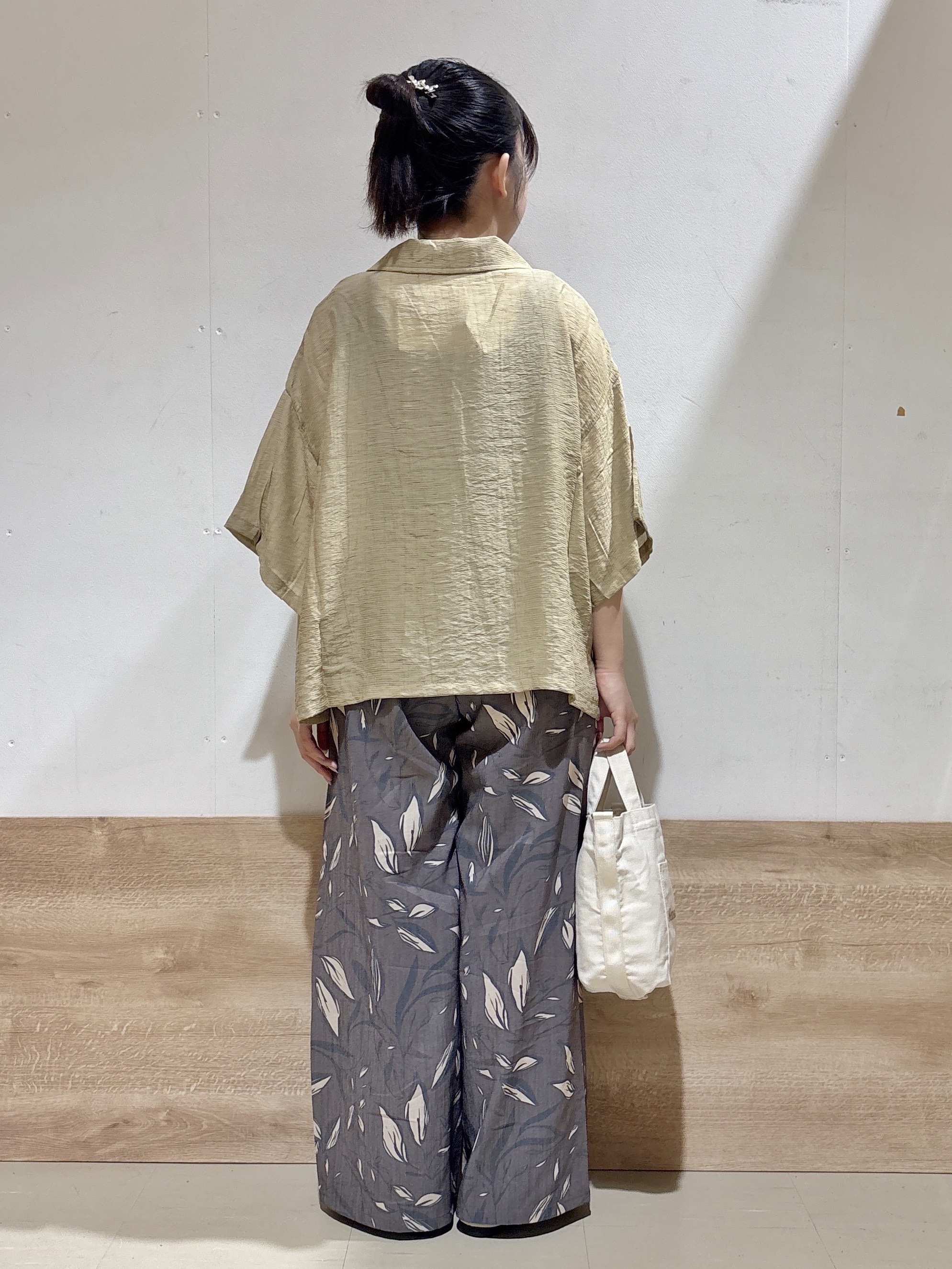 るねさんの「SHOO･LA･RUE｜【S-LL/洗濯機可】抜け感たっぷり 程よい透け感のポケット付きシャツ」を使ったコーディネート