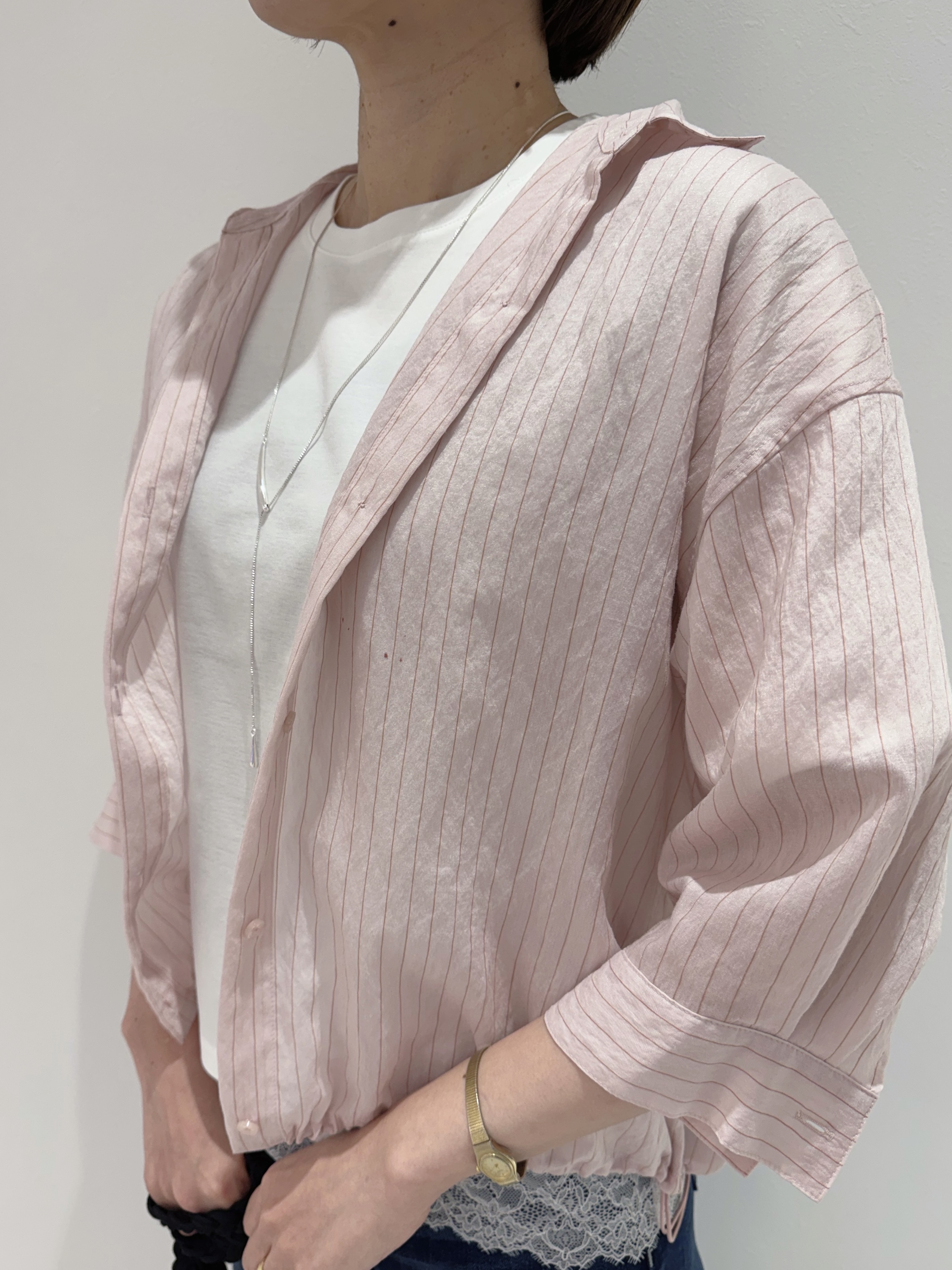 mikaさんの「INDIVI｜【シアー／7分袖】体型カバーゆったりシャツ」を使ったコーディネート