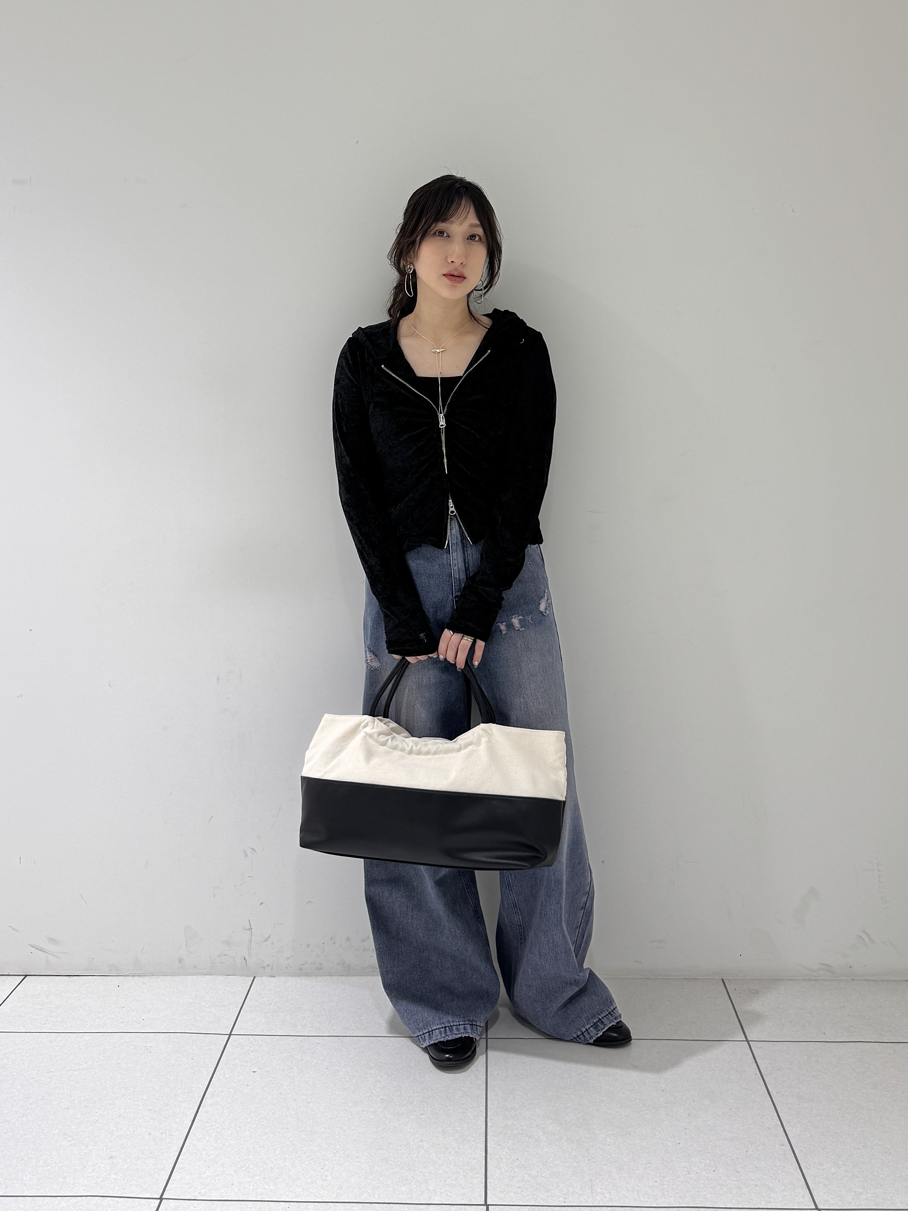 そんさんの「INDIVI｜ベロアライクジップフーディ」を使ったコーディネート