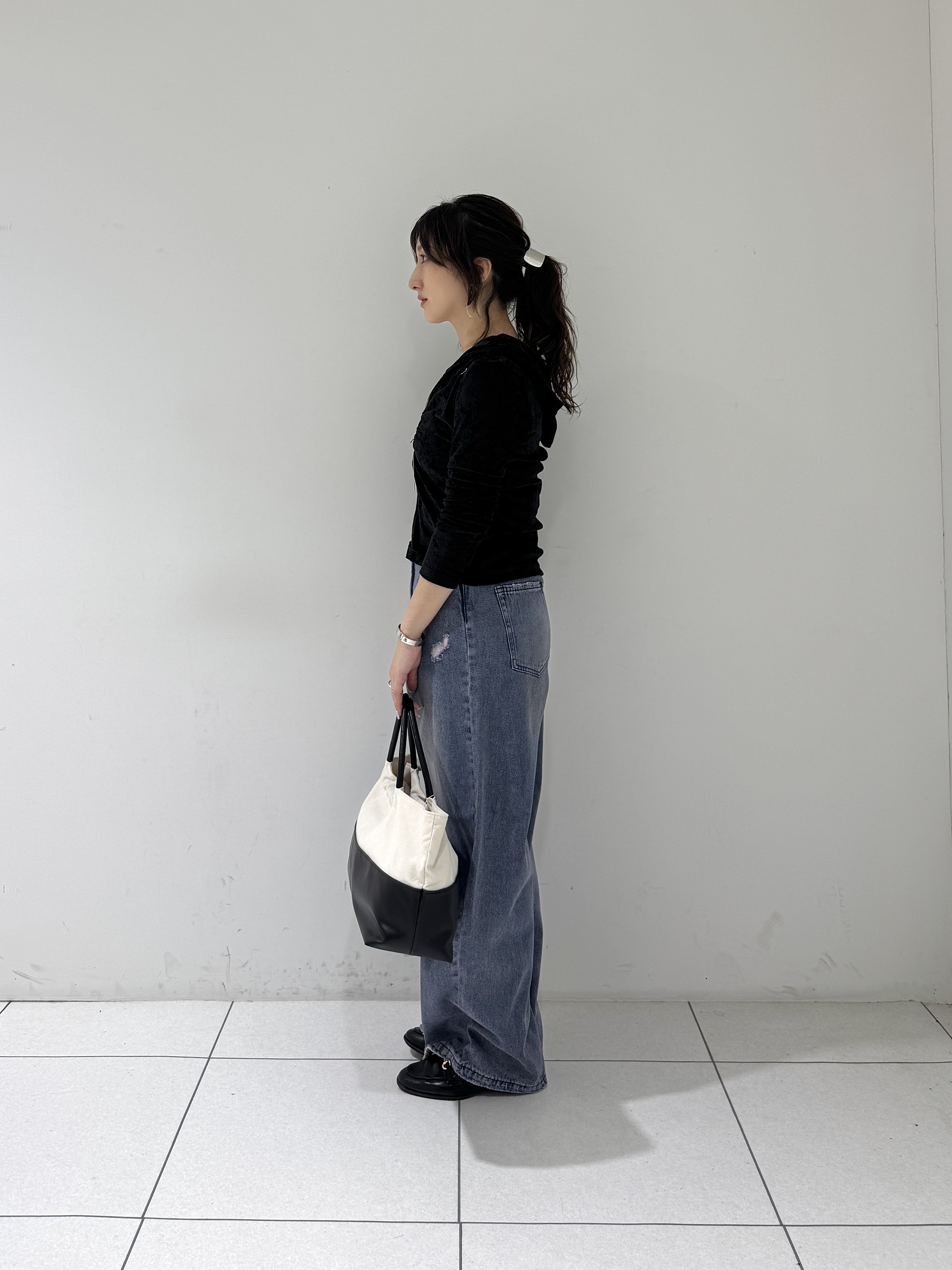そんさんの「INDIVI｜ベロアライクジップフーディ」を使ったコーディネート