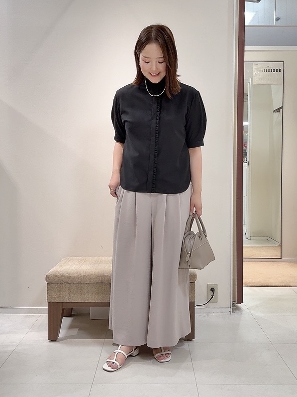 YUIさんの「UNTITLED｜【接触冷感/通気性/洗える】スタンドカラーフリルブラウス」を使ったコーディネート