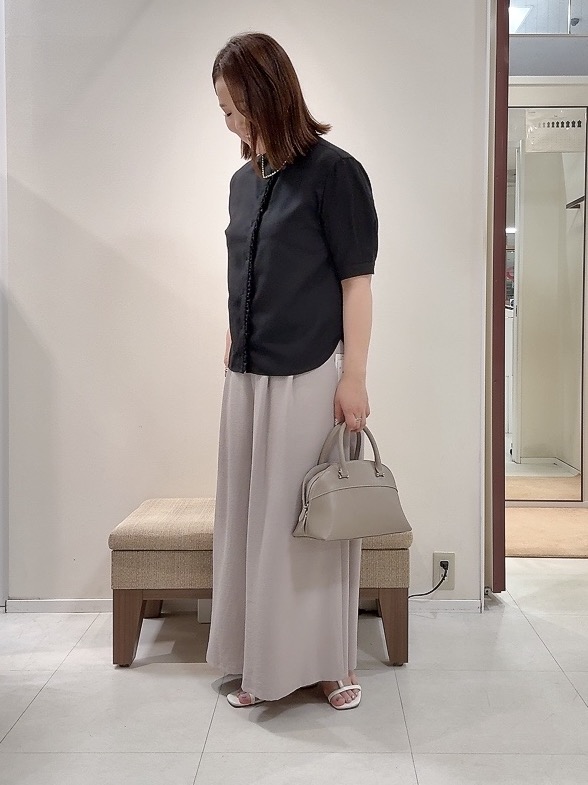 YUIさんの「UNTITLED｜【接触冷感/通気性/洗える】スタンドカラーフリルブラウス」を使ったコーディネート