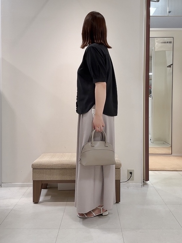 YUIさんの「UNTITLED｜【接触冷感/通気性/洗える】スタンドカラーフリルブラウス」を使ったコーディネート