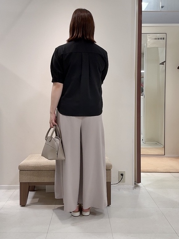 YUIさんの「UNTITLED｜【接触冷感/通気性/洗える】スタンドカラーフリルブラウス」を使ったコーディネート