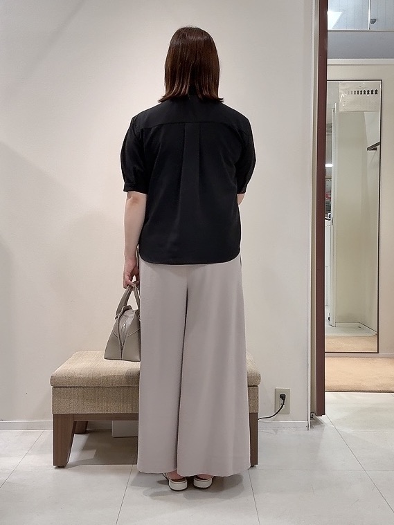 YUIさんの「UNTITLED｜【接触冷感/通気性/洗える】スタンドカラーフリルブラウス」を使ったコーディネート