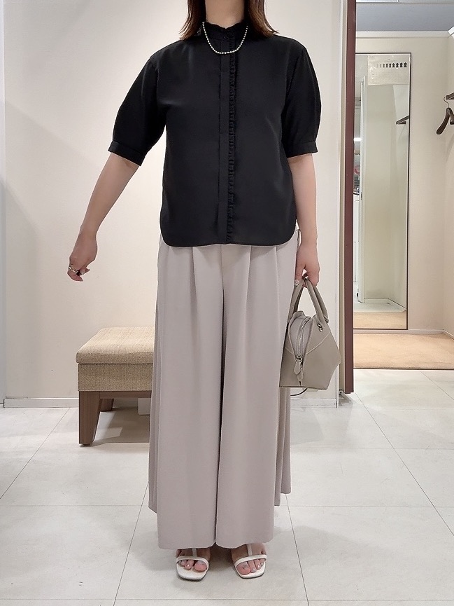 YUIさんの「UNTITLED｜【接触冷感/通気性/洗える】スタンドカラーフリルブラウス」を使ったコーディネート