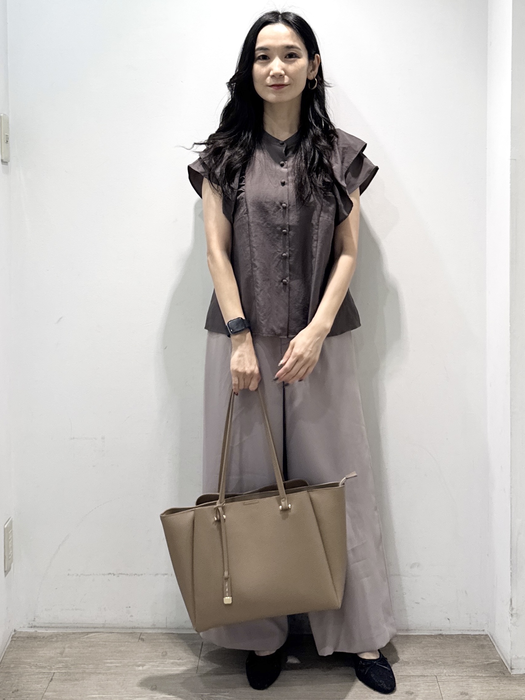 yuicciさんの「OPAQUE.CLIP｜【さらっと軽い】ラッフルスリーブ ブラウス【洗濯機可】」を使ったコーディネート
