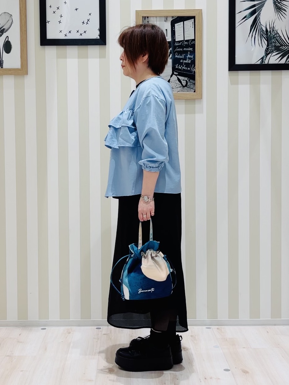 ma_miさんの「SHOO･LA･RUE｜【S-LL/洗濯機可】1枚で華やか フロントティアードブラウス」を使ったコーディネート