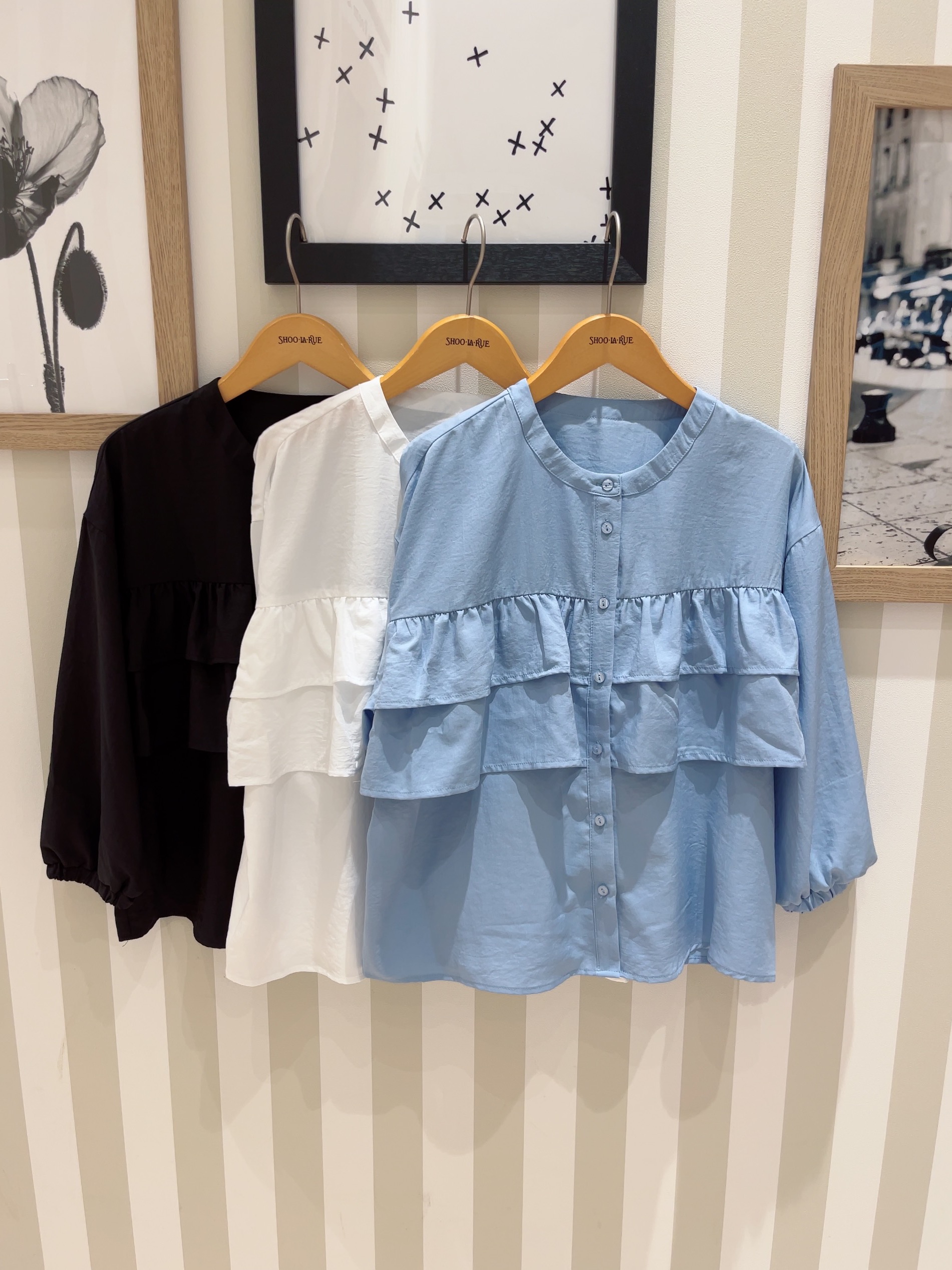 ma_miさんの「SHOO･LA･RUE｜【S-LL/洗濯機可】1枚で華やか フロントティアードブラウス」を使ったコーディネート