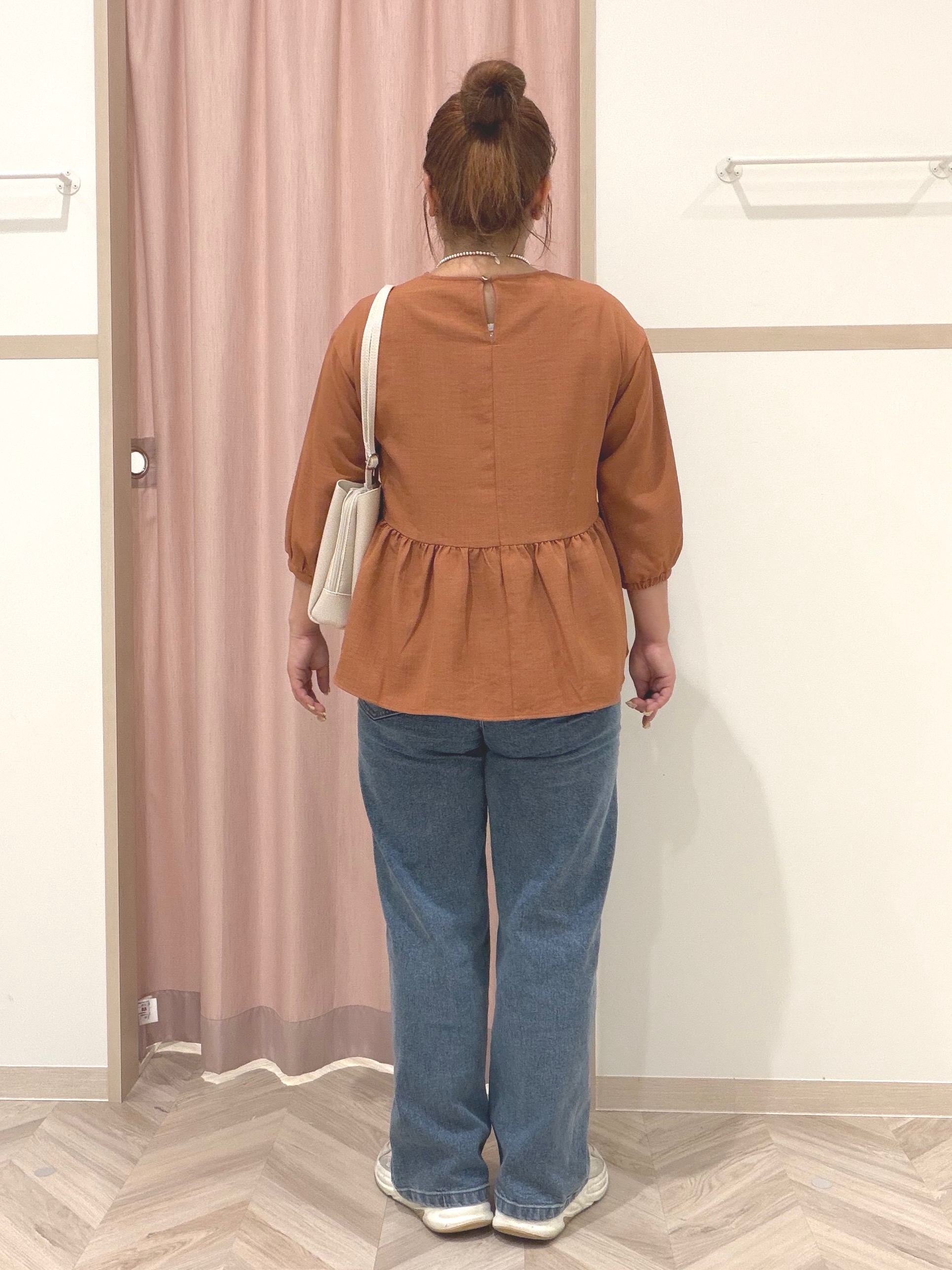 まちゃんなちゃんさんの「SHOO･LA･RUE｜【S-LL/洗濯機可/体型カバー】サイドギャザーで後ろも魅せる 7分袖ペプラムブラウス」を使ったコーディネート