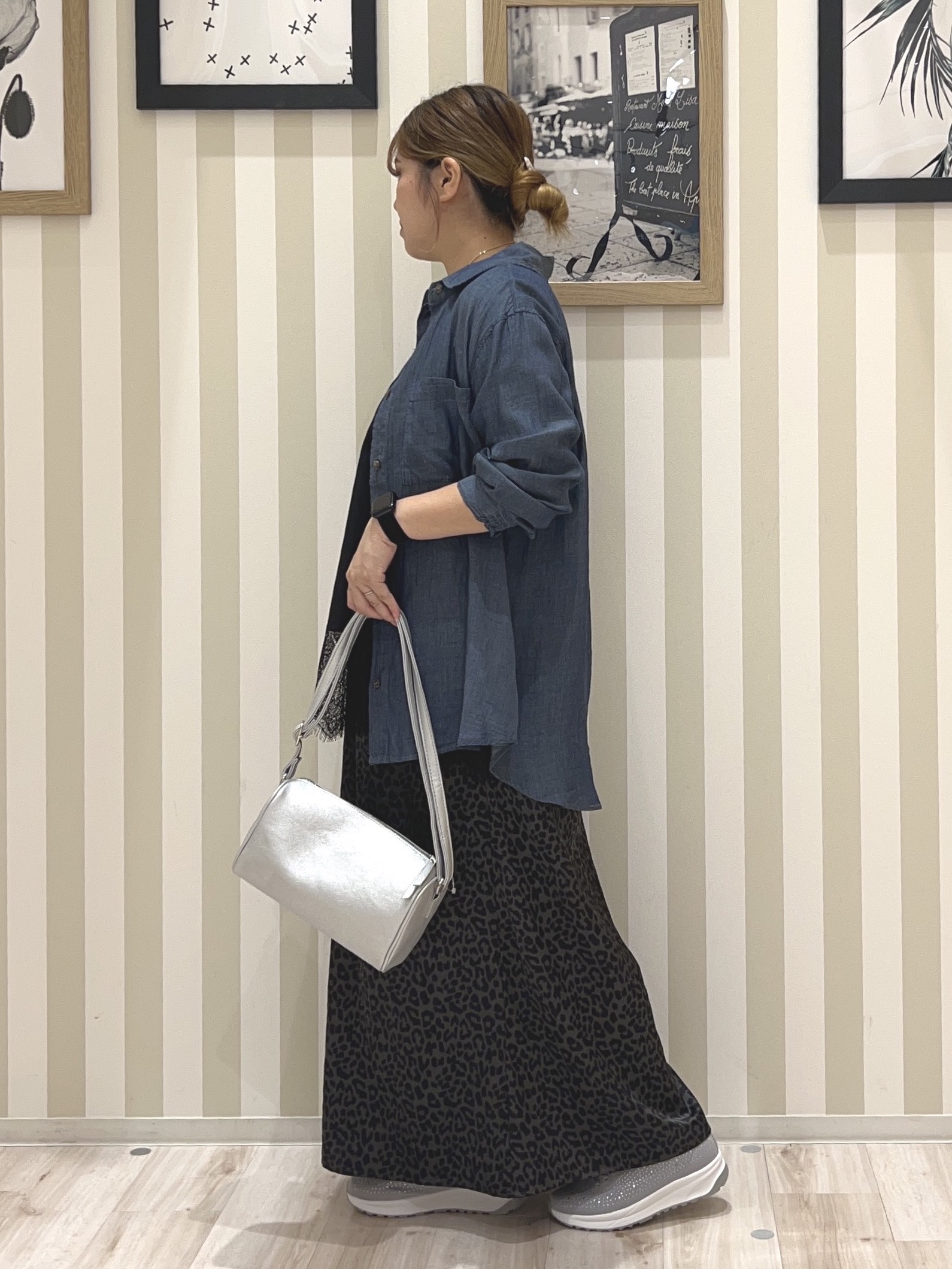 mさんの「SHOO･LA･RUE｜【綿100%/UV/S-LL/体型カバー】ヒップが隠せる 柔らかシアーデニムシャツ」を使ったコーディネート
