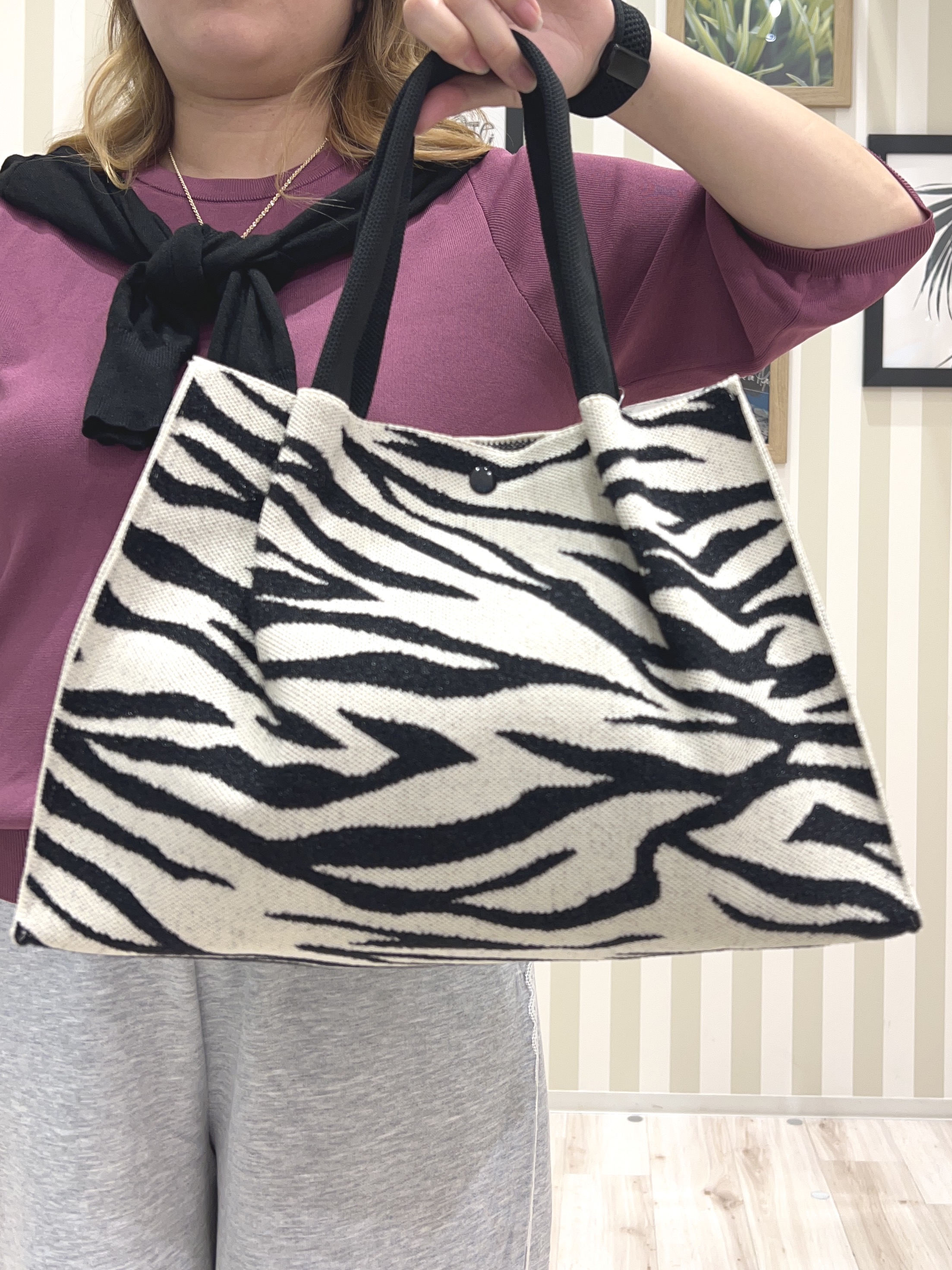 mさんの「SHOO･LA･RUE｜【洗濯機可/S-LL】配色シフォン襟でサマ見え 上品シアーカーディガン」を使ったコーディネート