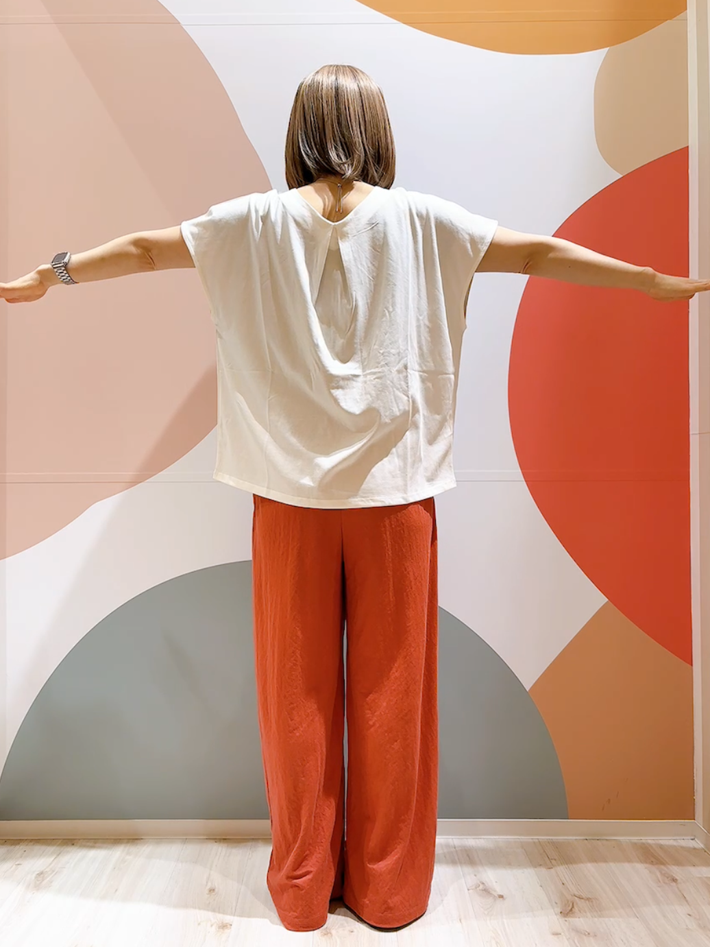 長男さんの「SHOO･LA･RUE｜【ひんやり/前後2WAY/S-LL】楽に着られて好印象 やわらかトップス」を使ったコーディネート