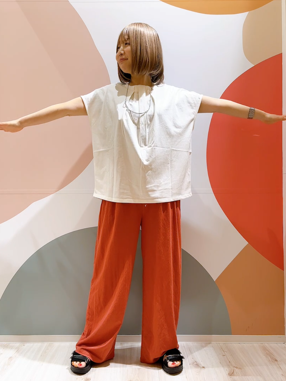 長男さんの「SHOO･LA･RUE｜【ひんやり/前後2WAY/S-LL】楽に着られて好印象 やわらかトップス」を使ったコーディネート