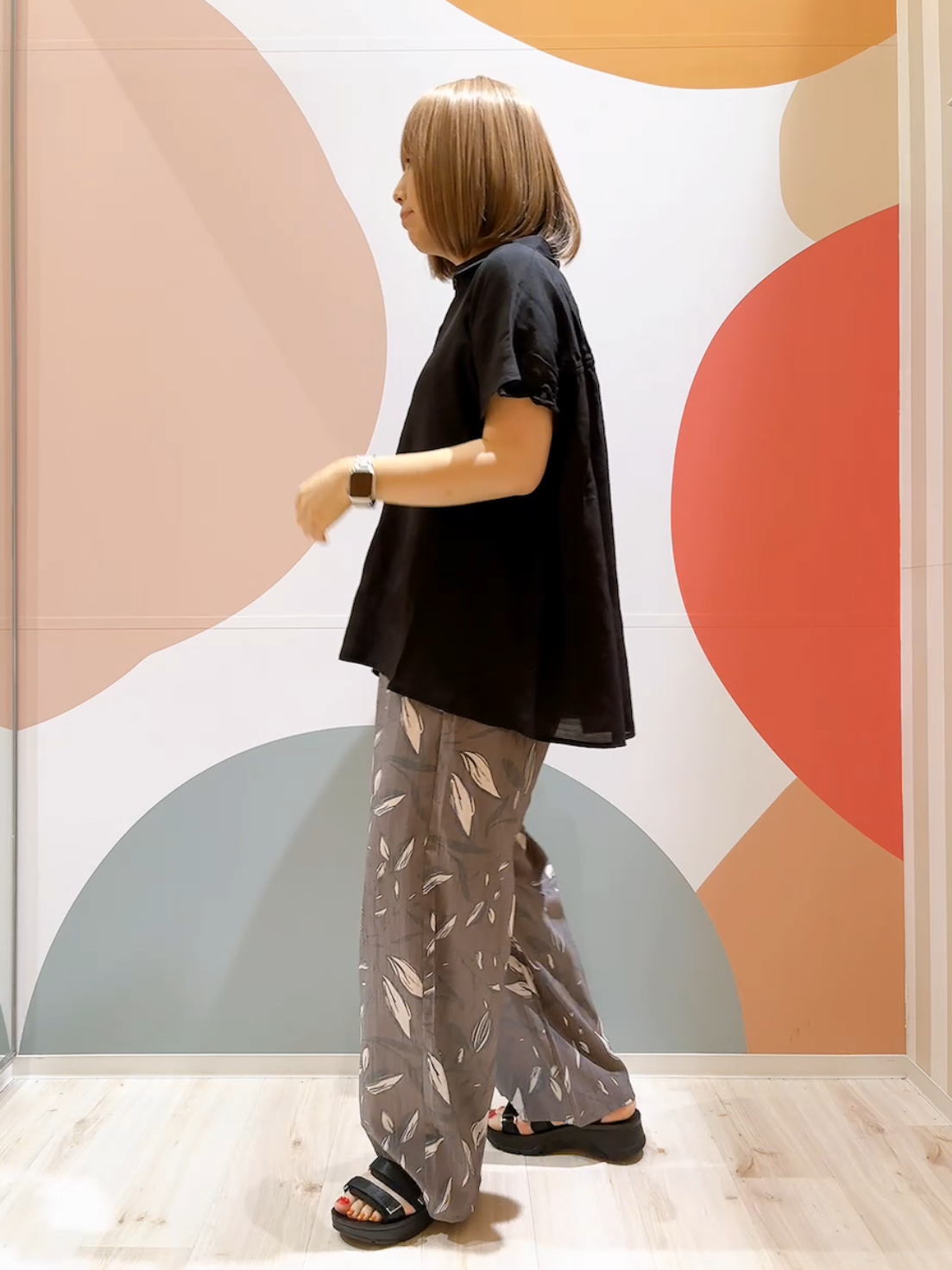 長男さんの「SHOO･LA･RUE｜【ひんやり/UV】ほんのりシアーで上品な バックギャザーブラウス」を使ったコーディネート