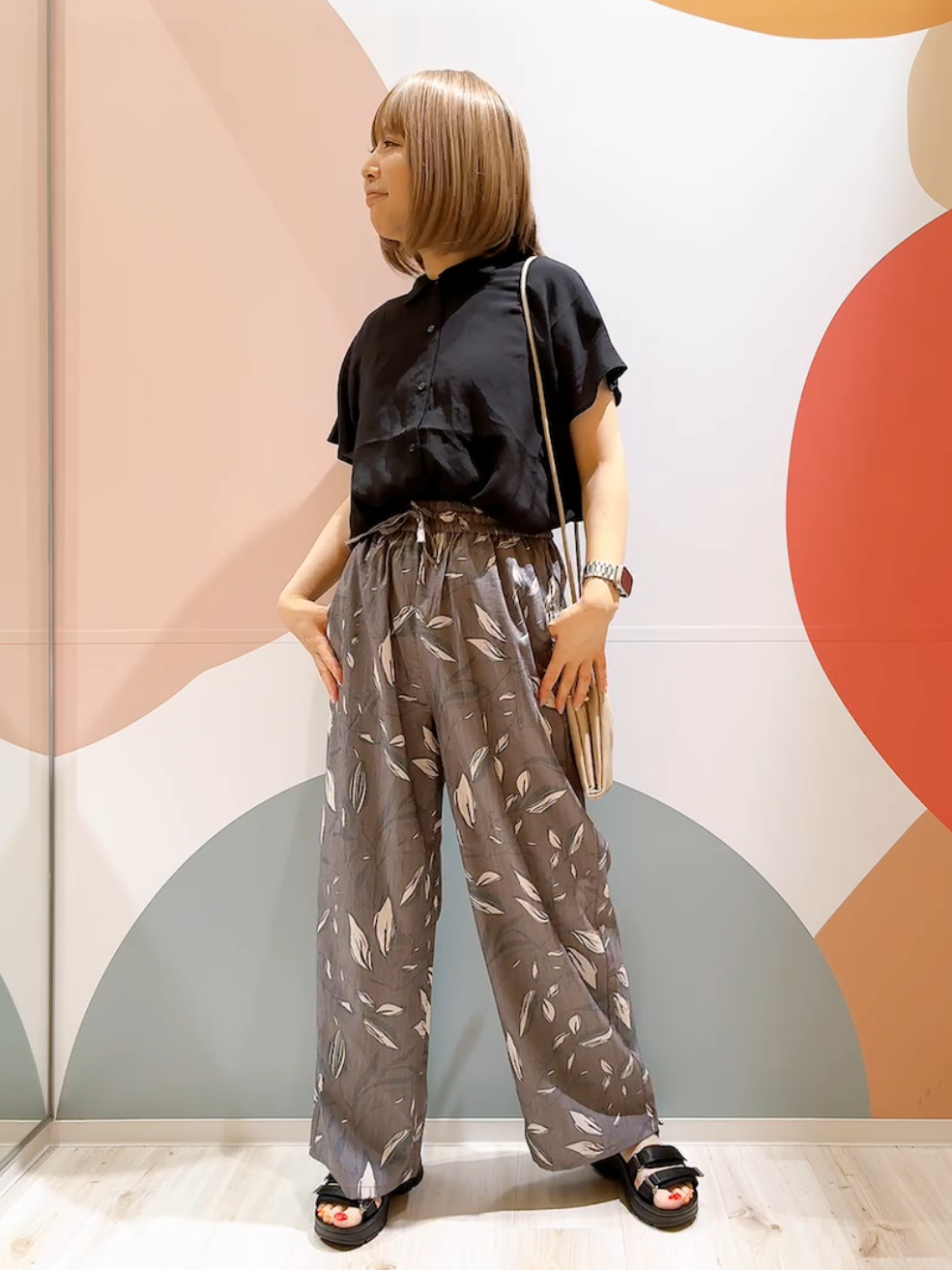 長男さんの「SHOO･LA･RUE｜【ひんやり/UV】ほんのりシアーで上品な バックギャザーブラウス」を使ったコーディネート