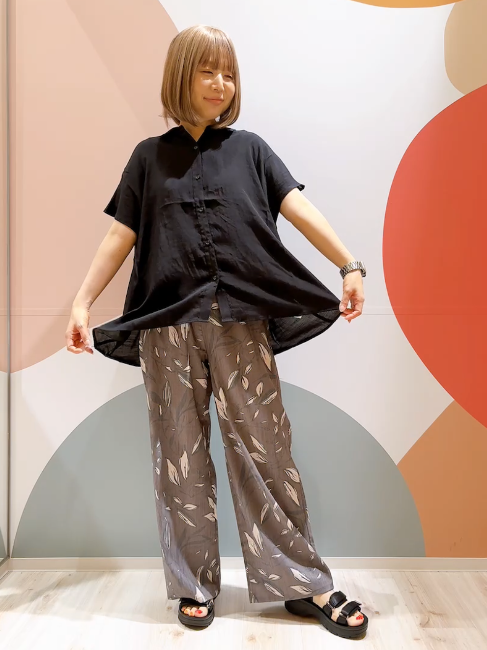 長男さんの「SHOO･LA･RUE｜【ひんやり/UV】ほんのりシアーで上品な バックギャザーブラウス」を使ったコーディネート