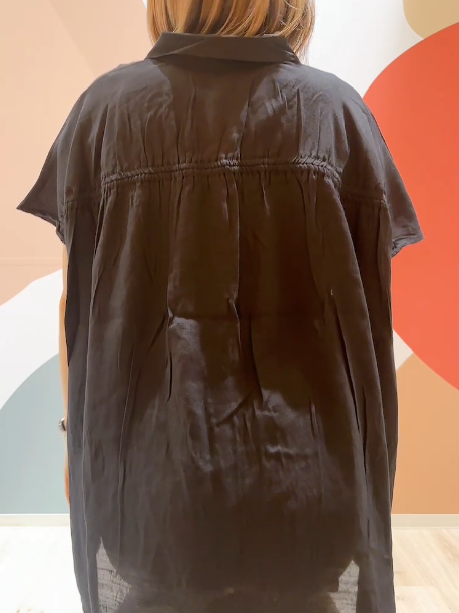 長男さんの「SHOO･LA･RUE｜【ひんやり/UV】ほんのりシアーで上品な バックギャザーブラウス」を使ったコーディネート