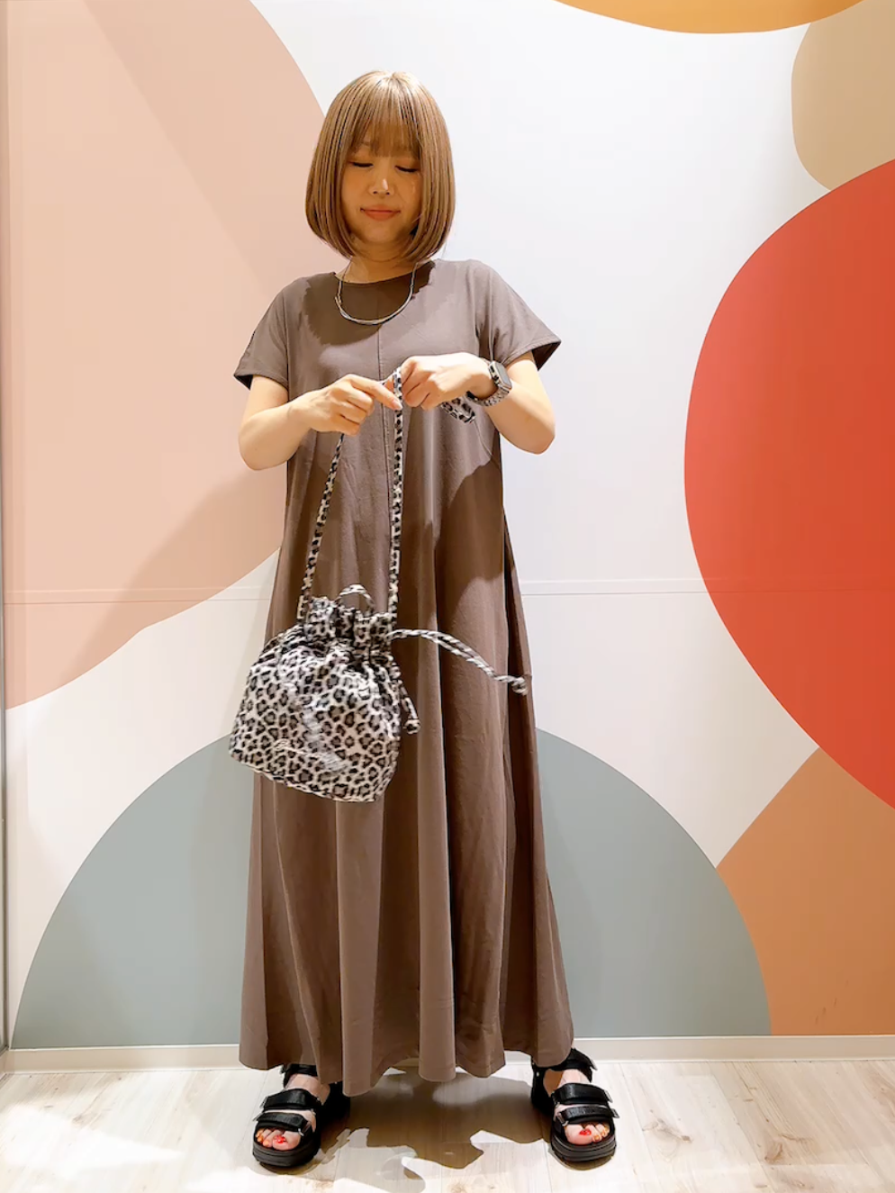 長男さんの「SHOO･LA･RUE｜【ひんやり/体型カバー/洗濯機可】涼やかAラインロングワンピース」を使ったコーディネート