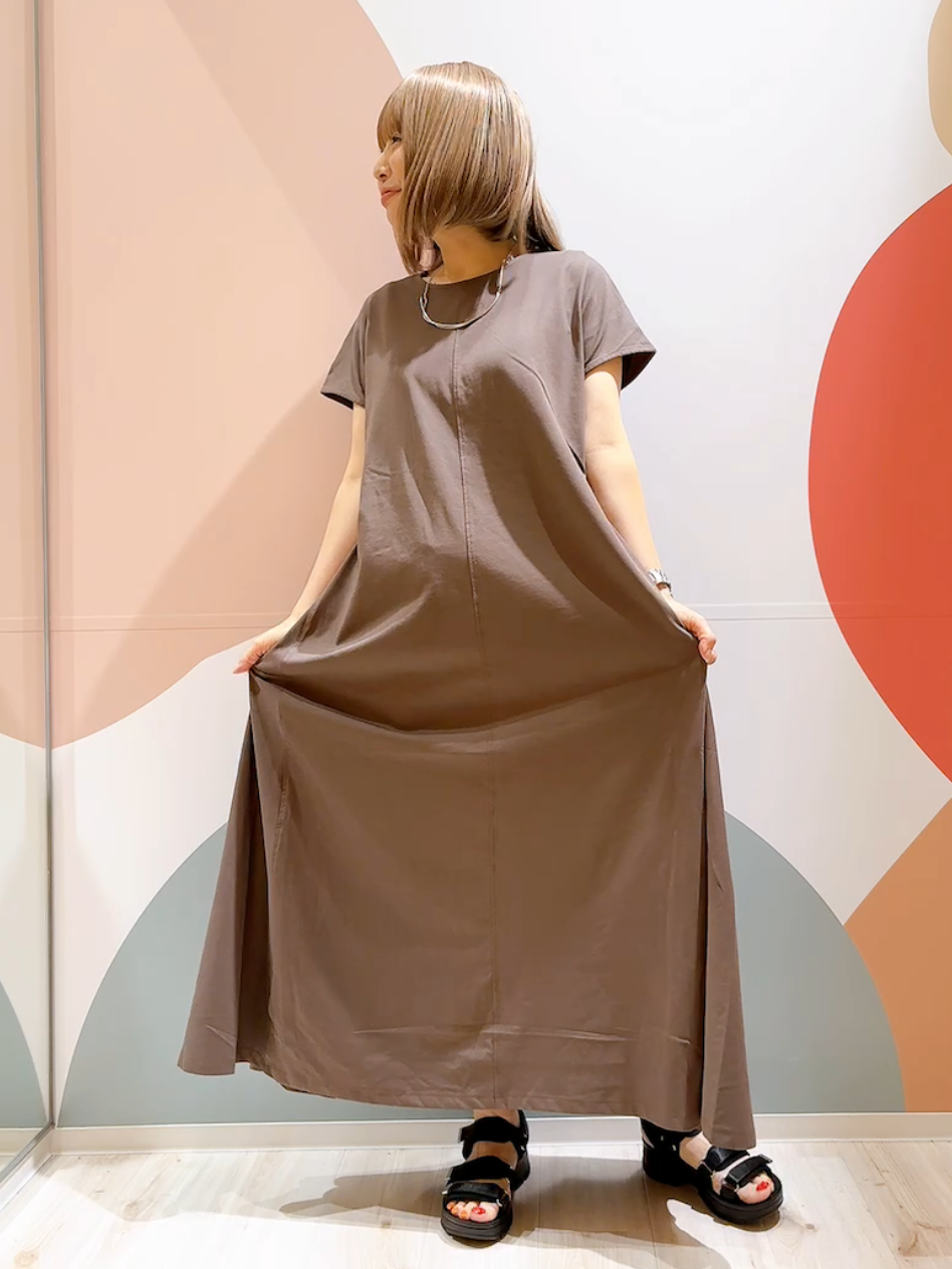 長男さんの「SHOO･LA･RUE｜【ひんやり/体型カバー/洗濯機可】涼やかAラインロングワンピース」を使ったコーディネート