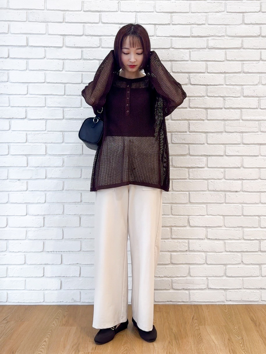 𝐜𝐡𝐢𝐤𝐚さんの「SHOO･LA･RUE｜【2点セット/洗濯機可/S-LL】ヘンリーネックメッシュニット+タンクトップセット」を使ったコーディネート