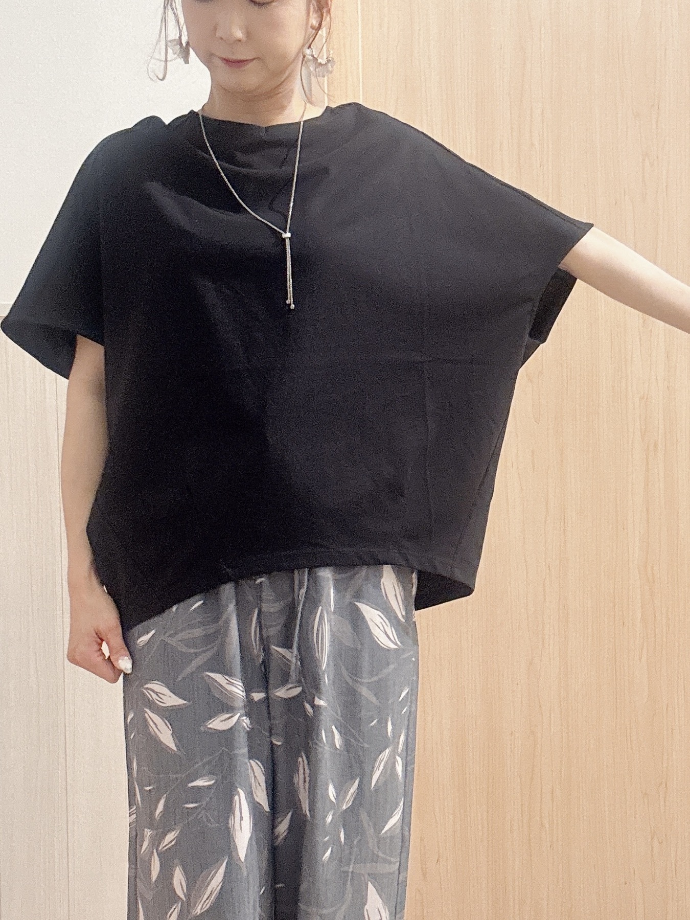 モカさんの「SHOO･LA･RUE｜【ひんやり/体型カバー】インせず着られる 上品見えのドルマントップス」を使ったコーディネート
