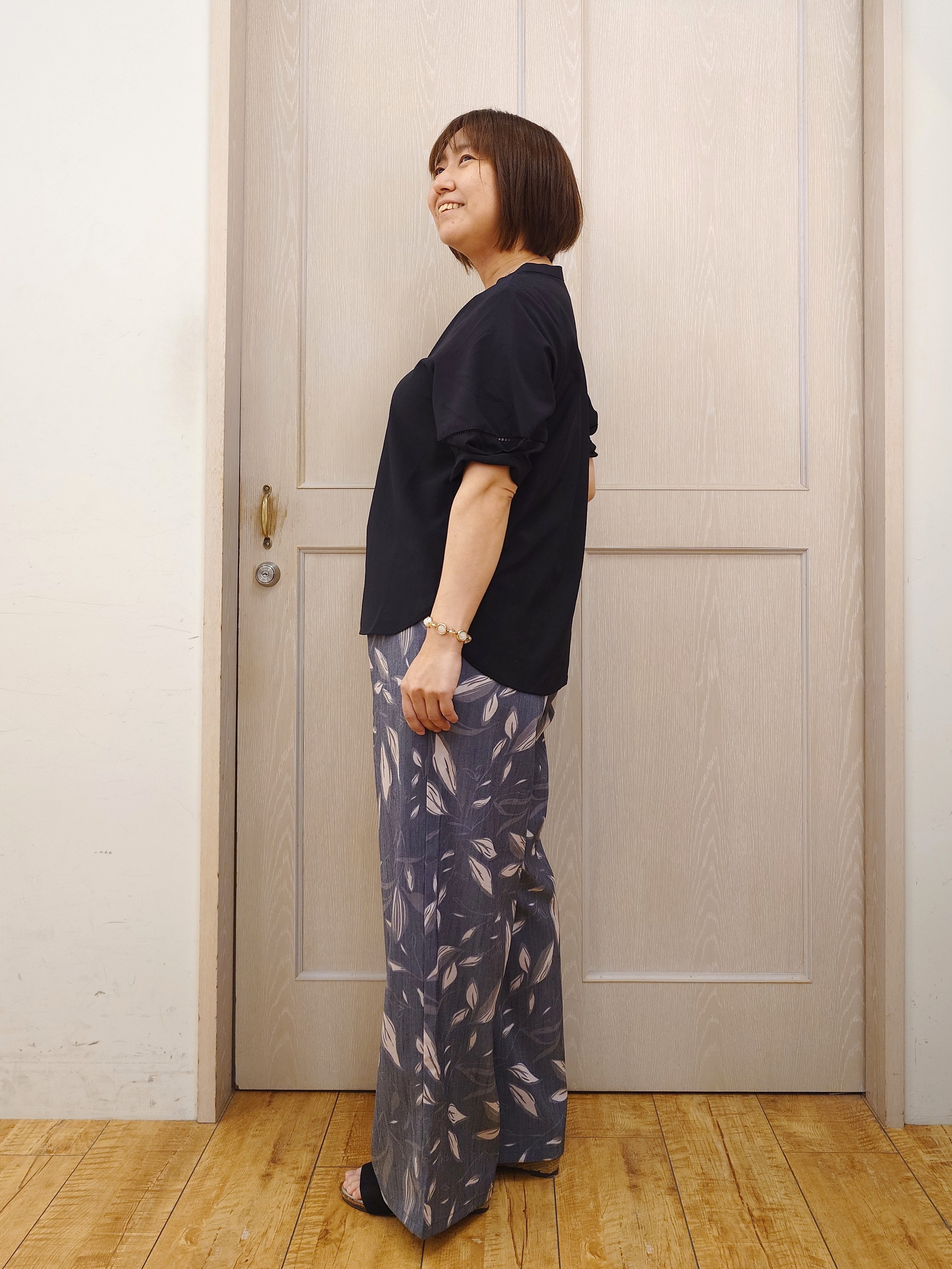 とろろさんの「SHOO･LA･RUE｜【洗濯後しわになりにくい/インせずきまる】お袖のハシゴレースで涼やかに 麻調スキッパーブラウス」を使ったコーディネート