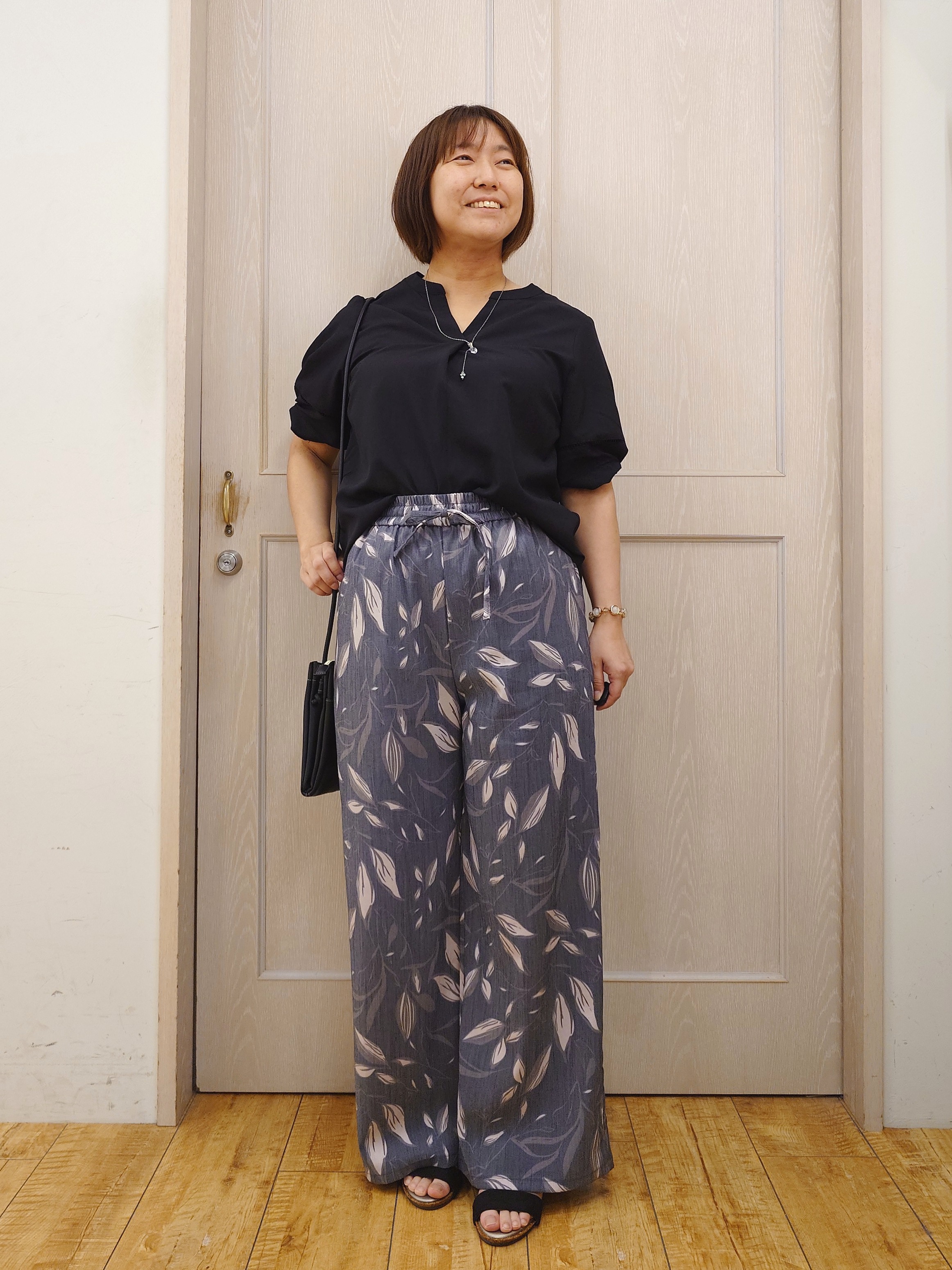 とろろさんの「SHOO･LA･RUE｜【洗濯後しわになりにくい/インせずきまる】お袖のハシゴレースで涼やかに 麻調スキッパーブラウス」を使ったコーディネート