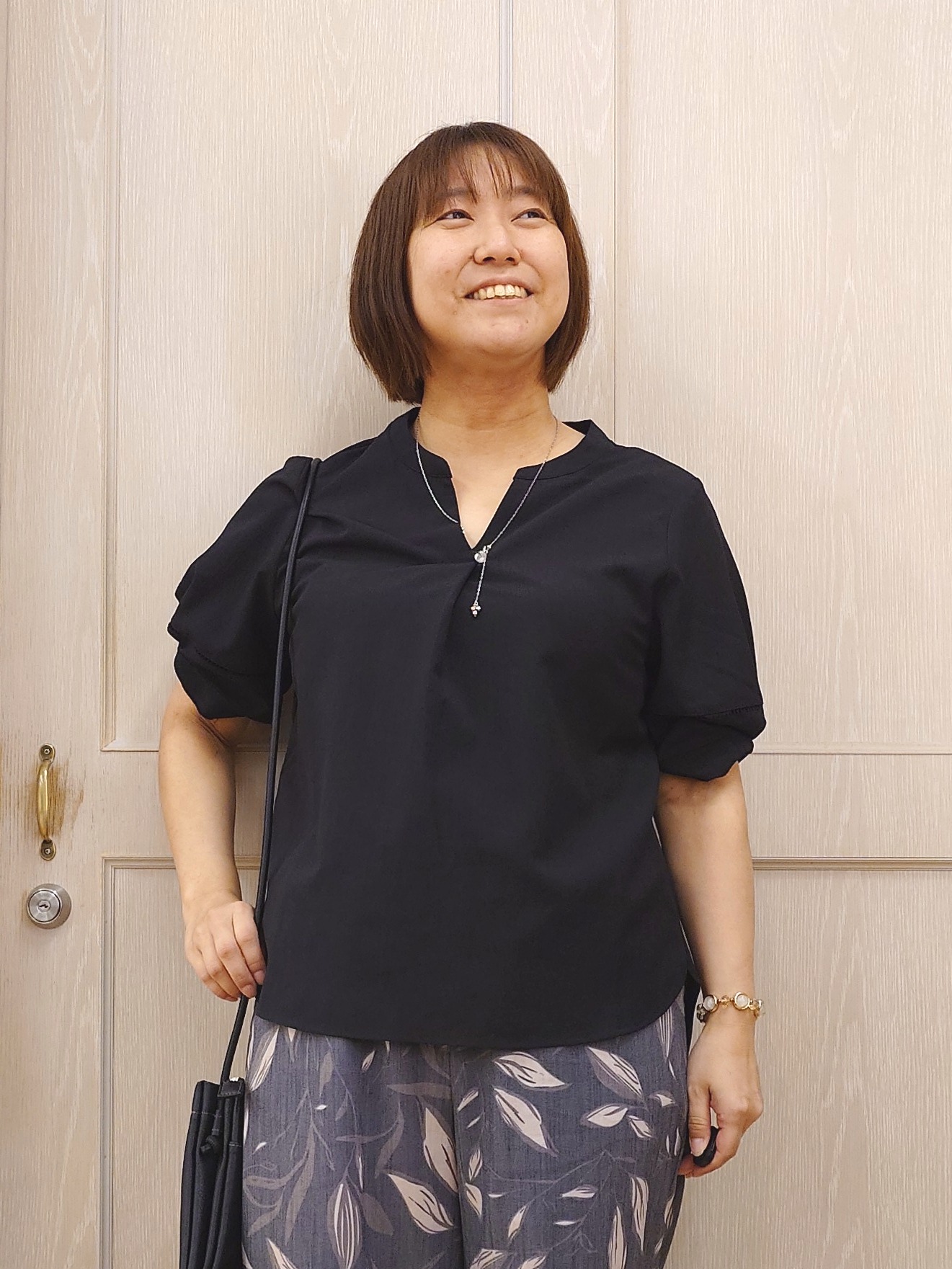 とろろさんの「SHOO･LA･RUE｜【洗濯後しわになりにくい/インせずきまる】お袖のハシゴレースで涼やかに 麻調スキッパーブラウス」を使ったコーディネート