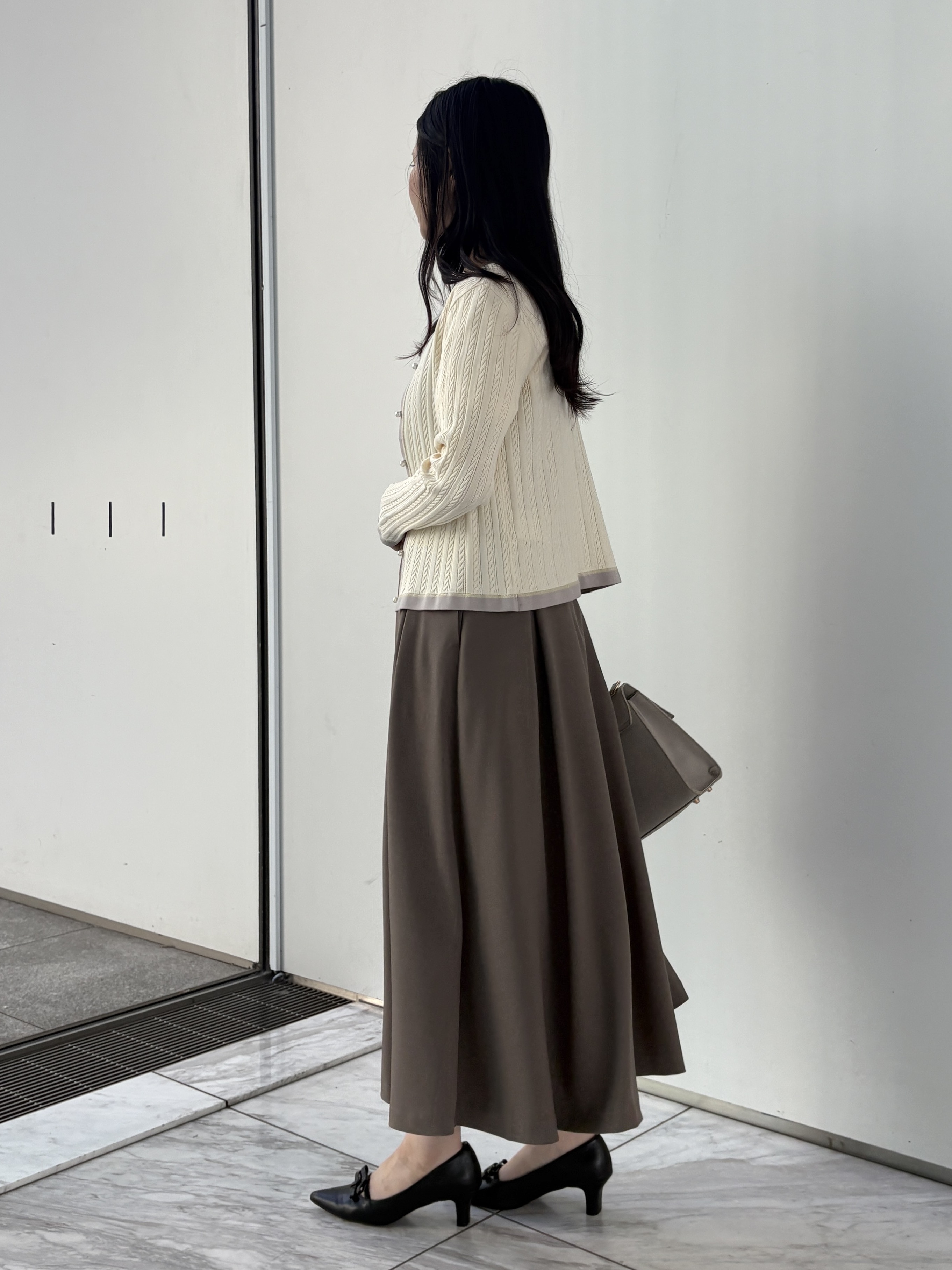 AOIさんの「Couture brooch｜【立体編みが上品・アンサンブル可】ラメ配色 ケーブルカーディガン」を使ったコーディネート