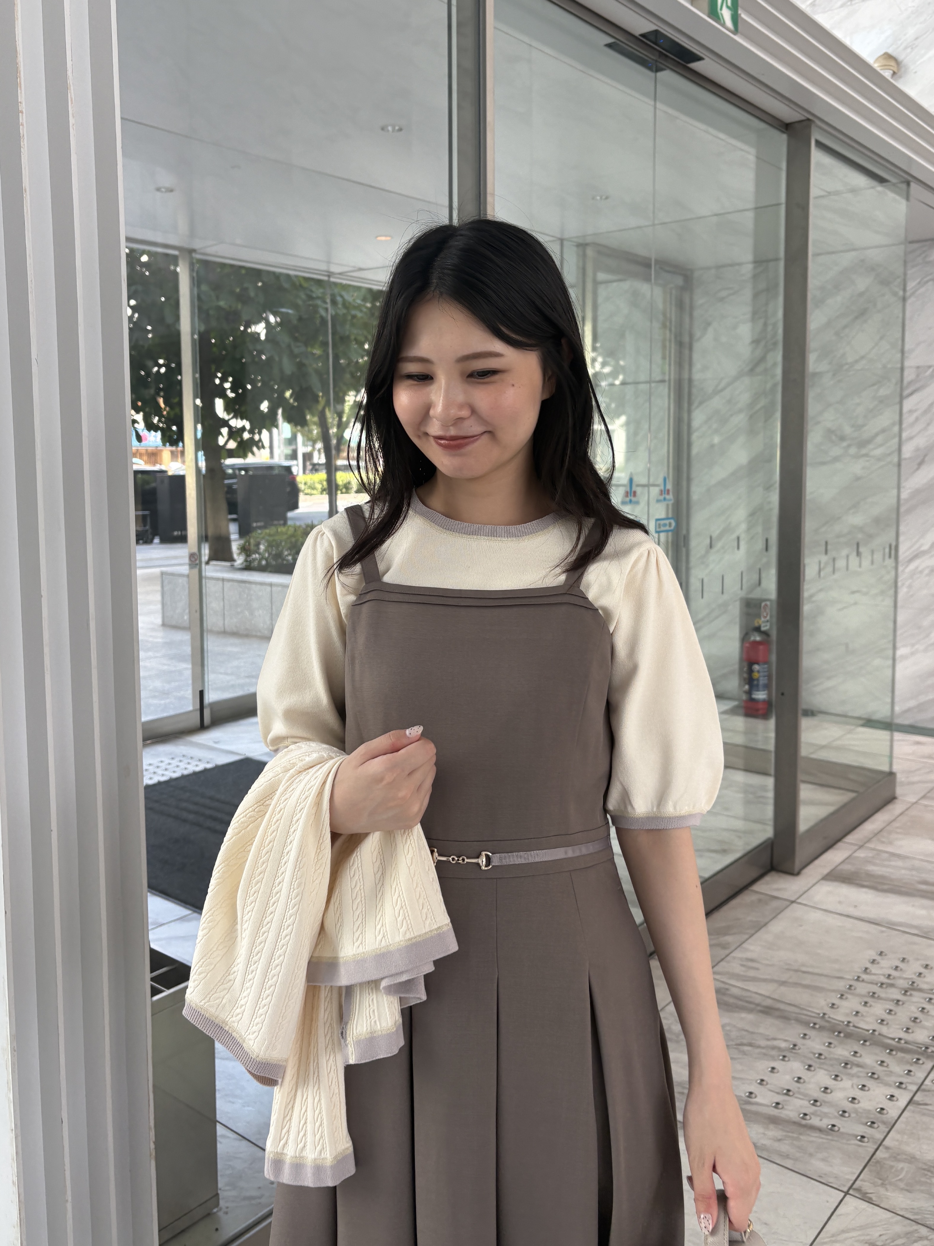 AOIさんの「Couture brooch｜【立体編みが上品・アンサンブル可】ラメ配色 ケーブルカーディガン」を使ったコーディネート