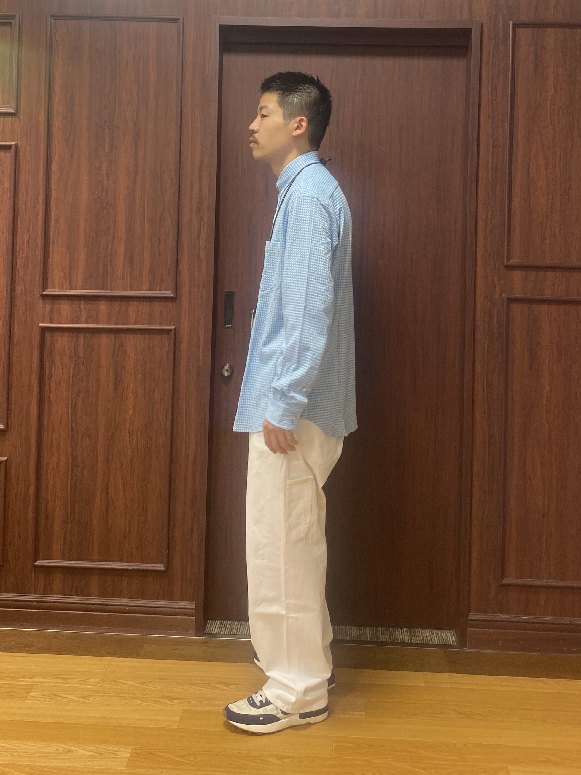 石井友也さんの「TAKEO KIKUCHI｜【抗菌防臭/シーズンレス】シアサッカーギンガムチェック ストレッチシャツ」を使ったコーディネート